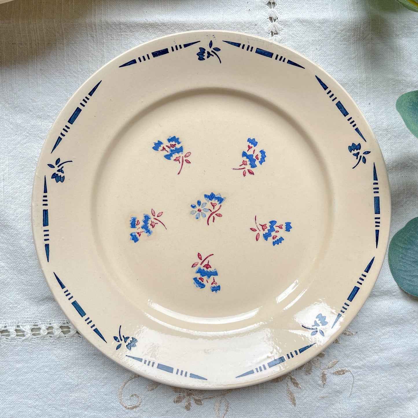 Lot de 6 assiettes plates en porcelaine vintage K&G Lunéville, modèle "Flore" des années 1950, décorées de petites fleurs bleues délicates.