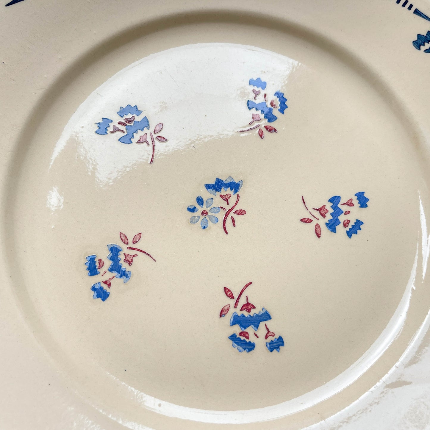 Lot de 6 assiettes plates en porcelaine vintage K&G Lunéville, modèle "Flore" des années 1950, décorées de petites fleurs bleues délicates.