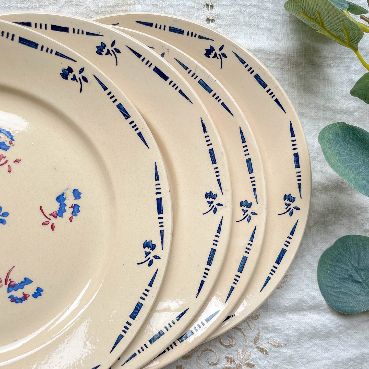 Lot de 6 assiettes plates en porcelaine vintage K&G Lunéville, modèle "Flore" des années 1950, décorées de petites fleurs bleues délicates.