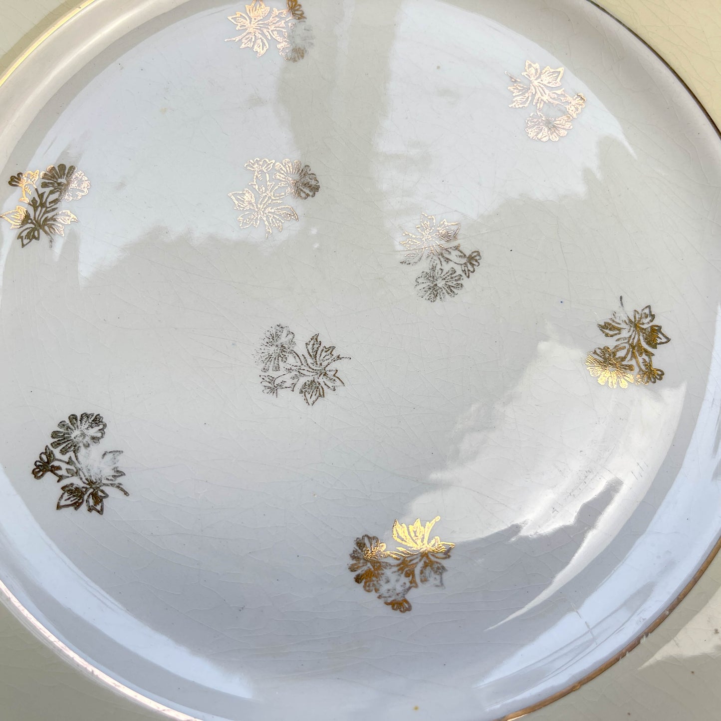 Assiettes vintage en porcelaine blanche ornées d’un motif floral doré et d’une bordure jaune pastel – Fabrication L'Amandinoise, années 1950