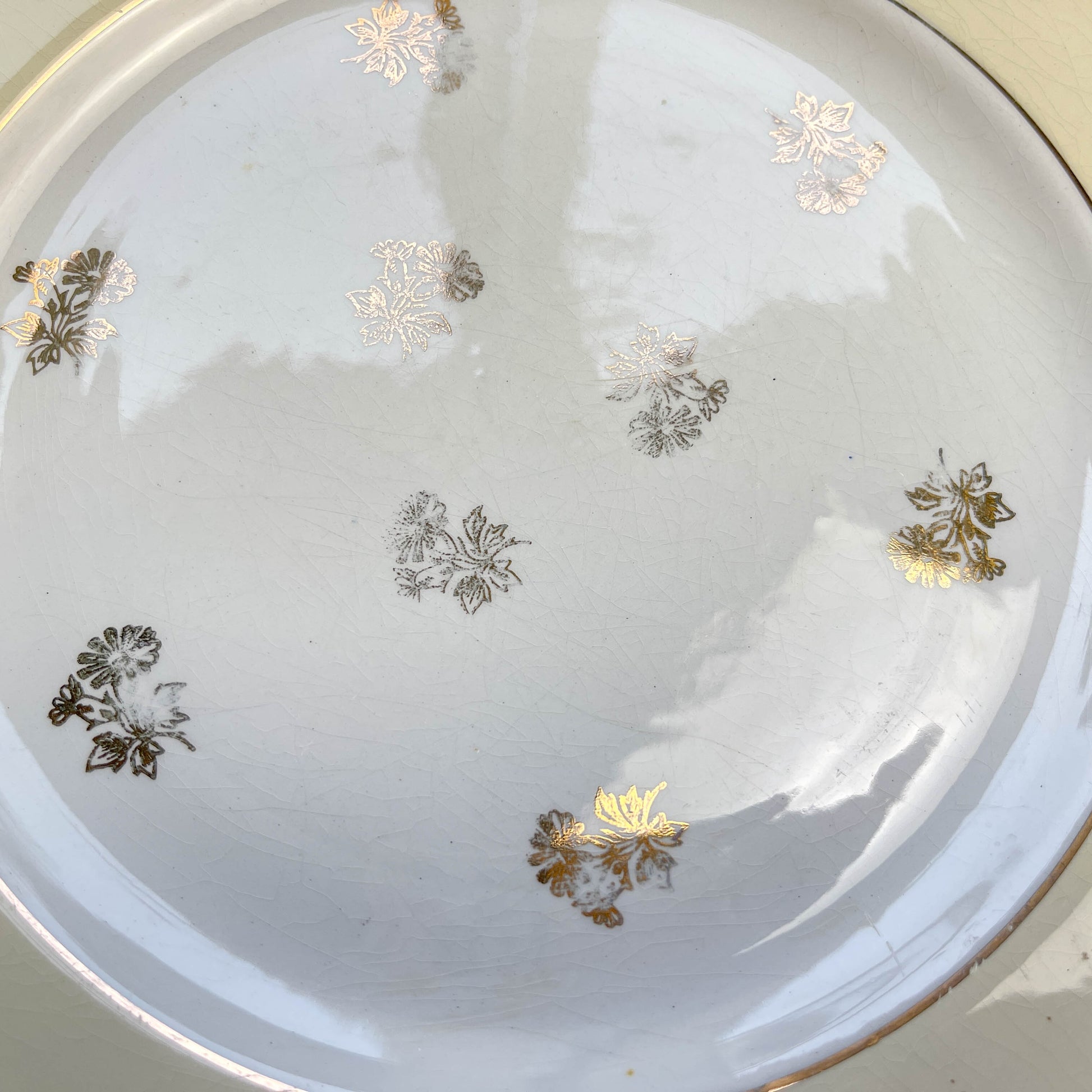 Assiettes vintage en porcelaine blanche ornées d’un motif floral doré et d’une bordure jaune pastel – Fabrication L'Amandinoise, années 1950