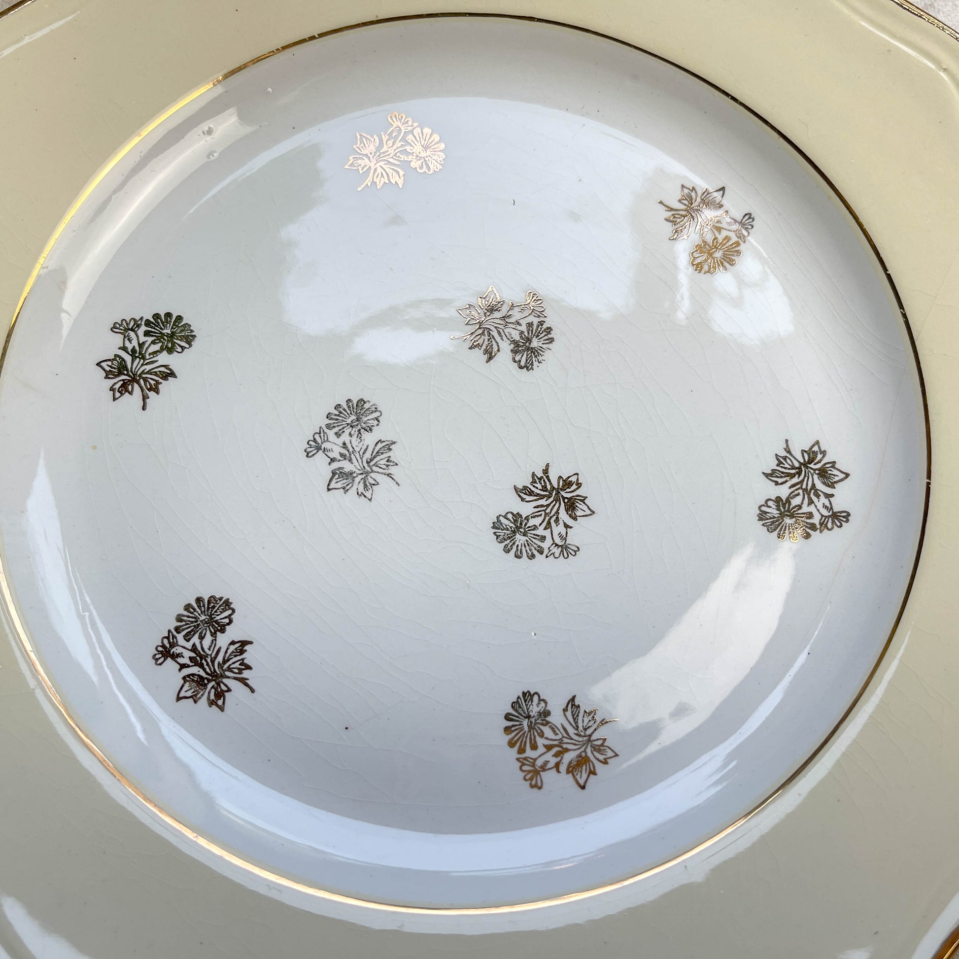 Assiettes vintage en porcelaine blanche ornées d’un motif floral doré et d’une bordure jaune pastel – Fabrication L'Amandinoise, années 1950