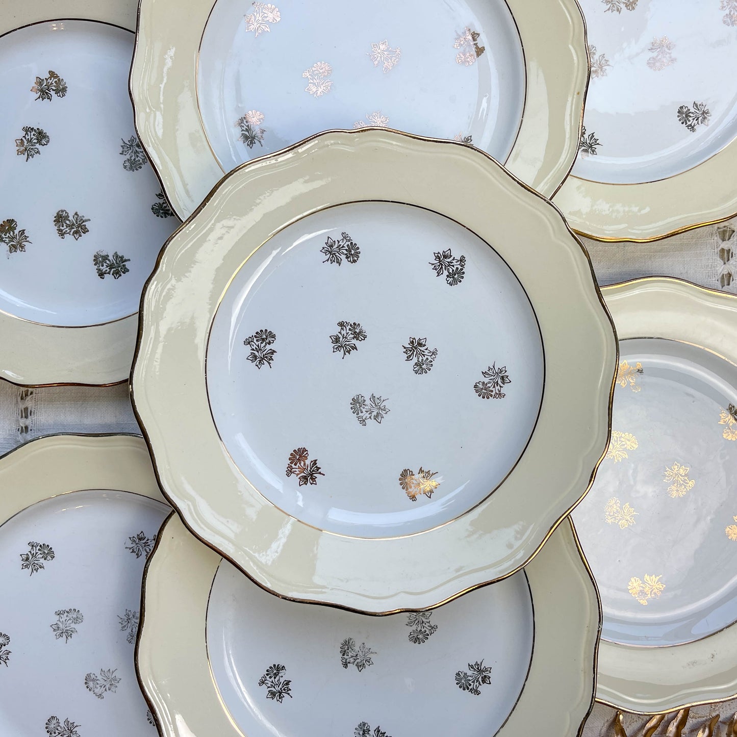 Assiettes vintage en porcelaine blanche ornées d’un motif floral doré et d’une bordure jaune pastel – Fabrication L'Amandinoise, années 1950