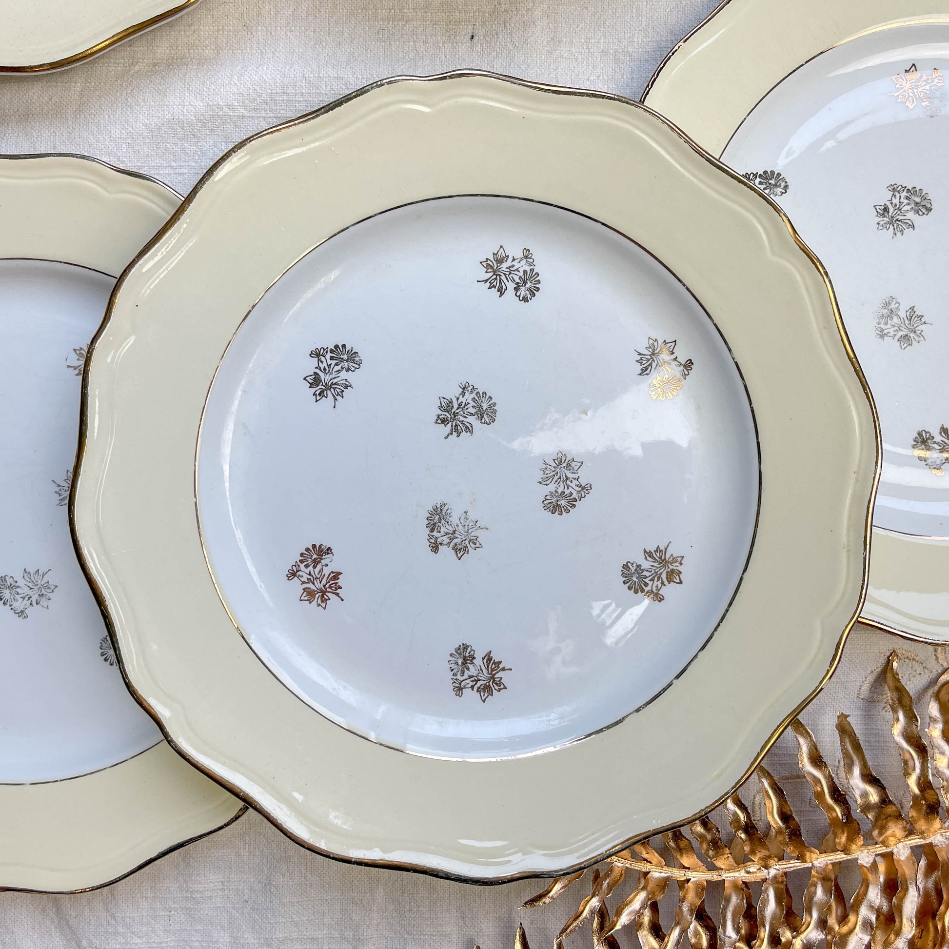 Assiettes vintage en porcelaine blanche ornées d’un motif floral doré et d’une bordure jaune pastel – Fabrication L'Amandinoise, années 1950