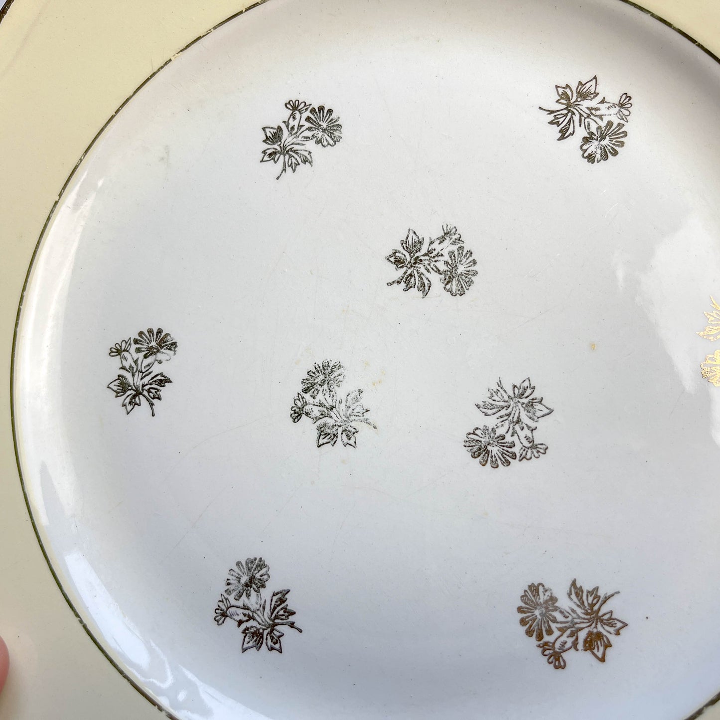 Assiettes vintage en porcelaine blanche ornées d’un motif floral doré et d’une bordure jaune pastel – Fabrication L'Amandinoise, années 1950