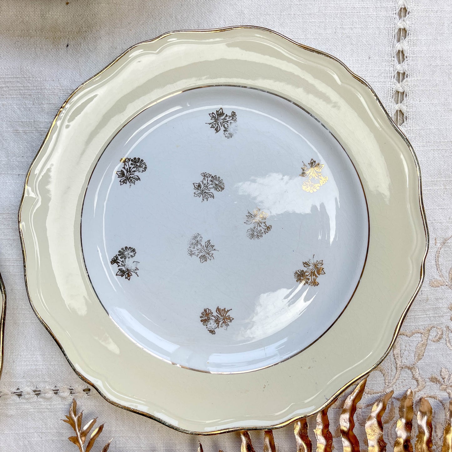 Assiettes vintage en porcelaine blanche ornées d’un motif floral doré et d’une bordure jaune pastel – Fabrication L'Amandinoise, années 1950