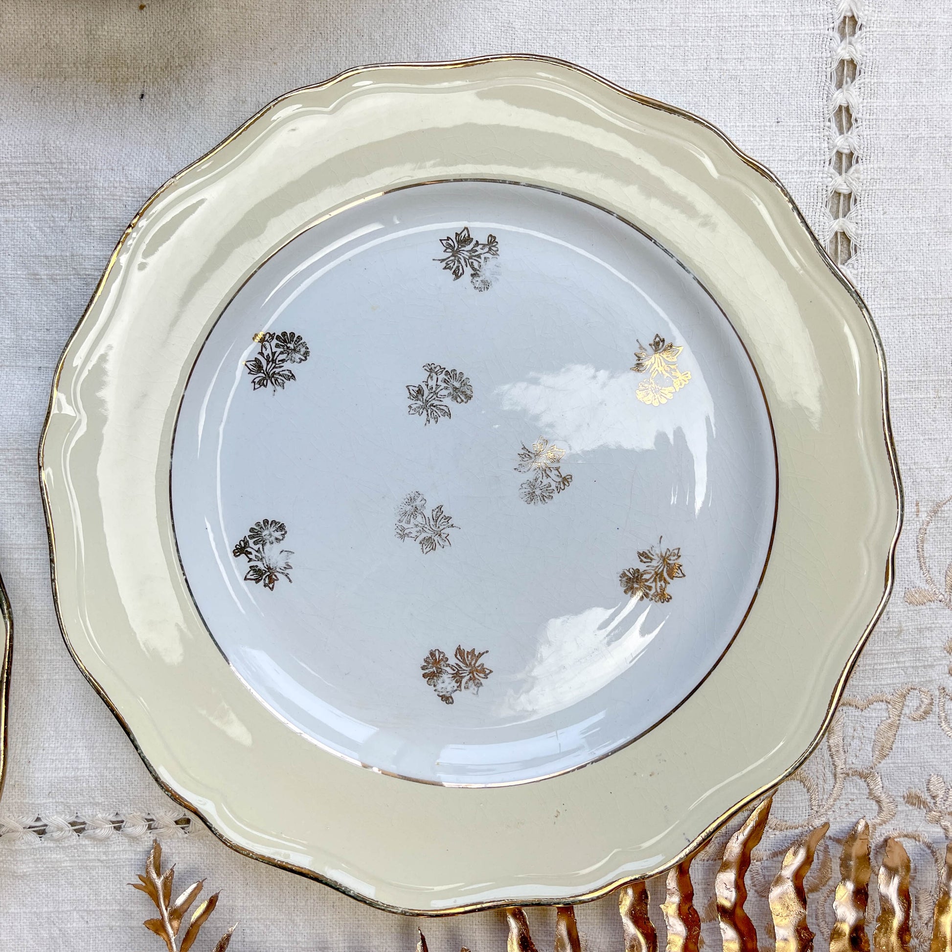 Assiettes vintage en porcelaine blanche ornées d’un motif floral doré et d’une bordure jaune pastel – Fabrication L'Amandinoise, années 1950