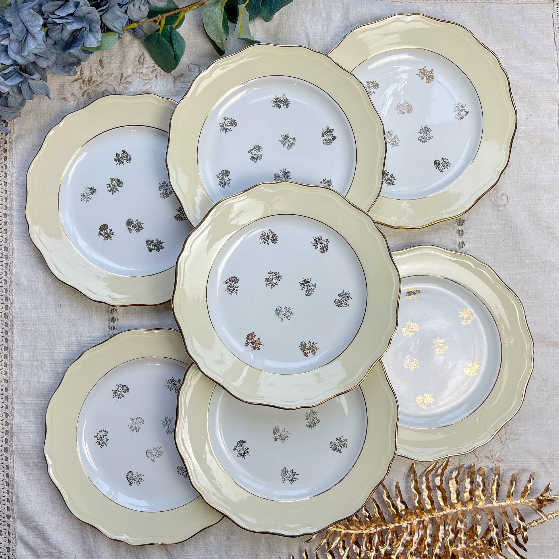 Assiettes vintage en porcelaine blanche ornées d’un motif floral doré et d’une bordure jaune pastel – Fabrication L'Amandinoise, années 1950