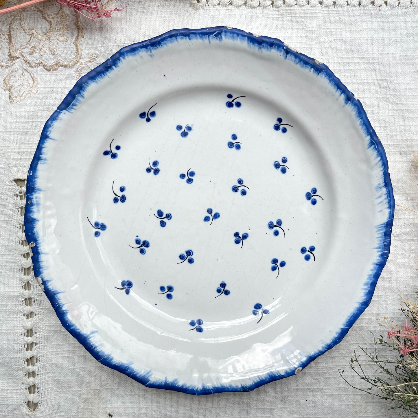 Ancienne Assiette Faïence Française XIXème motif petites fleures bleues