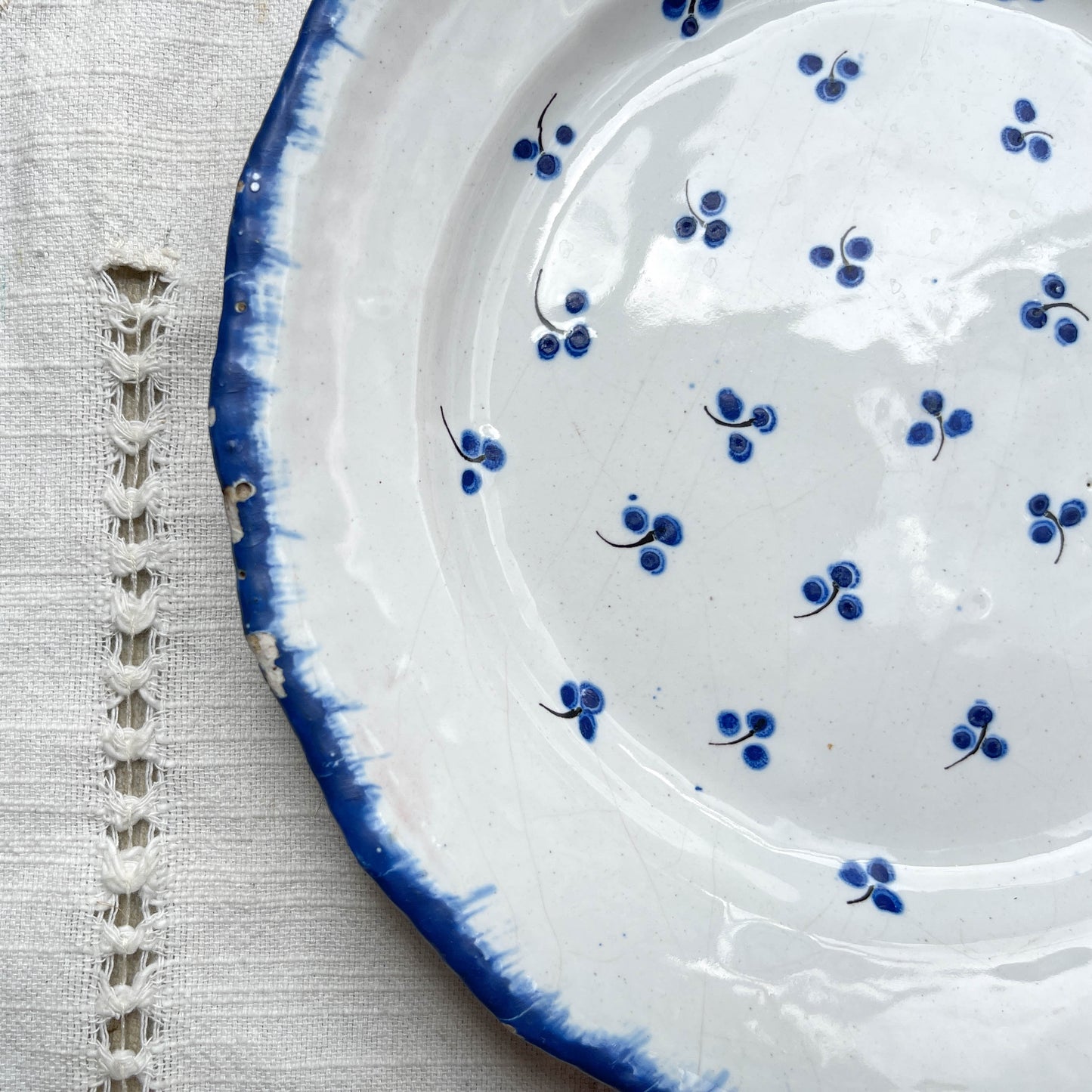 Ancienne Assiette Faïence Française XIXème motif petites fleures bleues