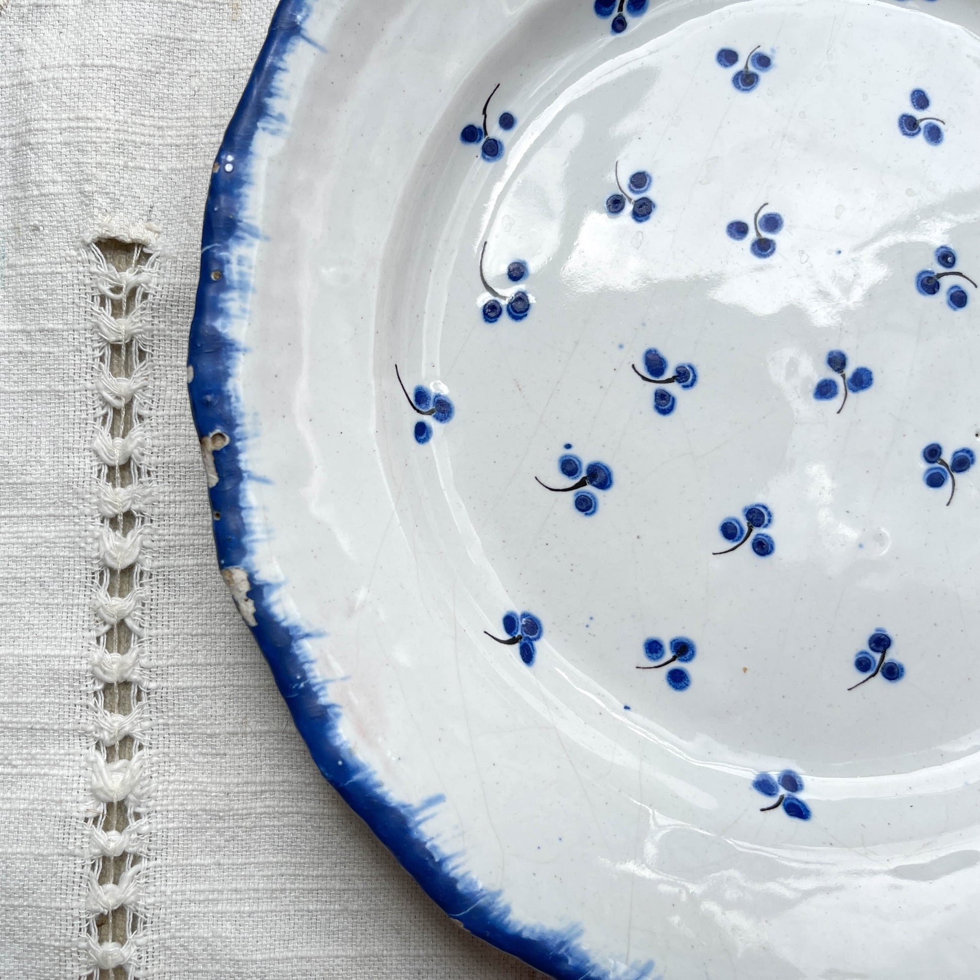 Ancienne Assiette Faïence Française XIXème motif petites fleures bleues