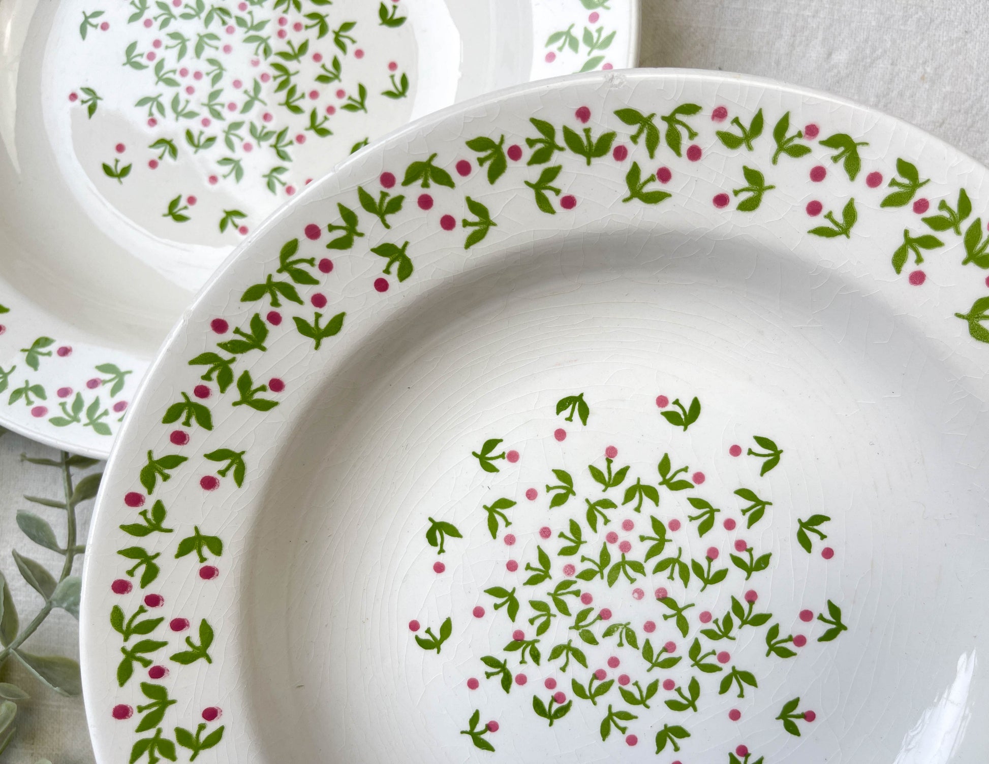 Assiettes creuses Ironstone Italienne Giovanni Valdarno motif vert rouge 1950