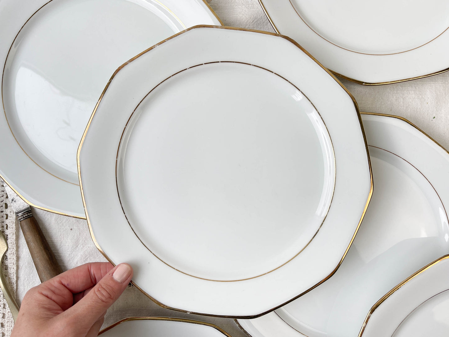 8 Assiettes plates en porcelaine Winterling Marktleuthen Bavaria blanches dorées