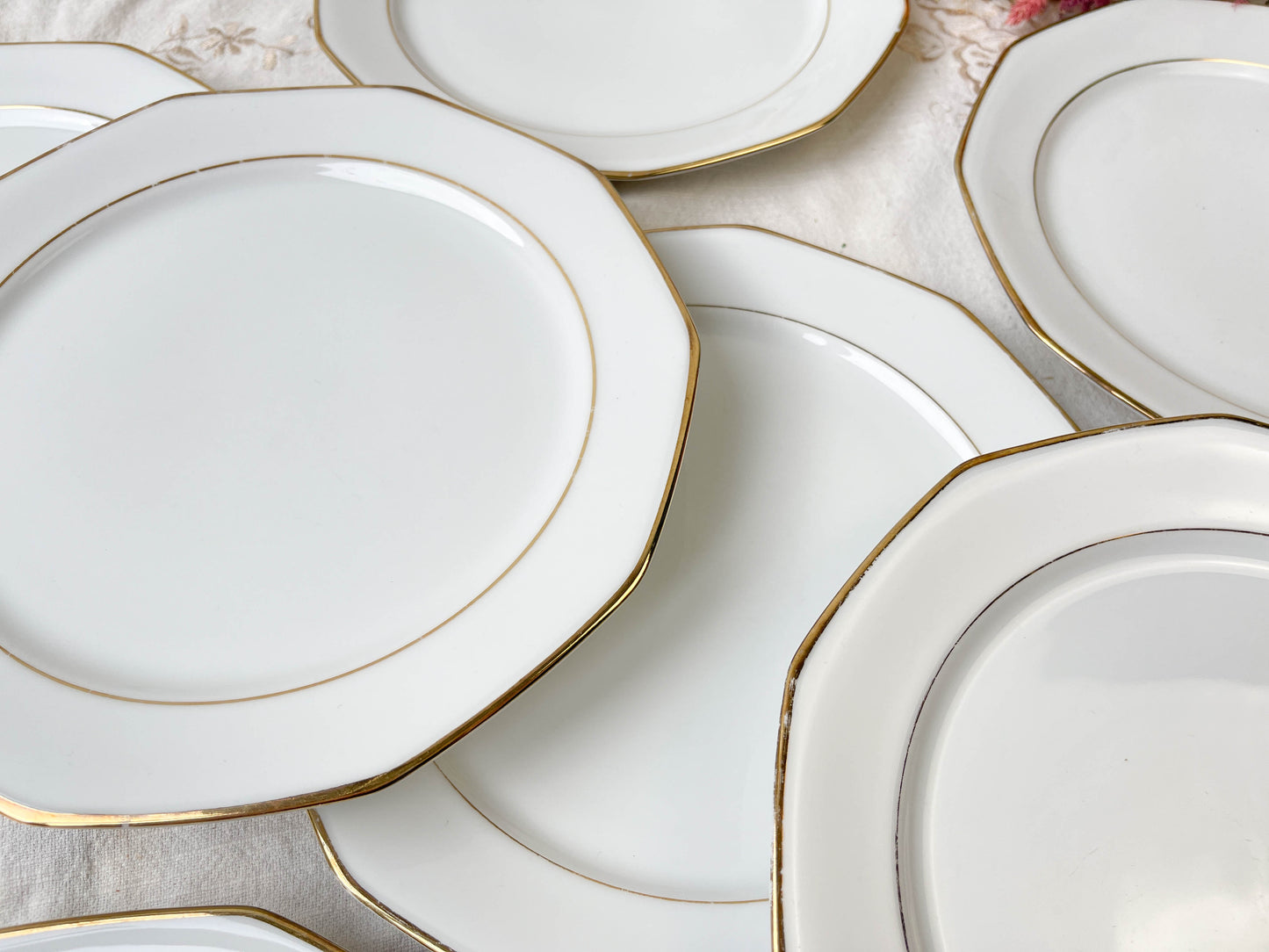 8 Assiettes plates en porcelaine Winterling Marktleuthen Bavaria blanches dorées