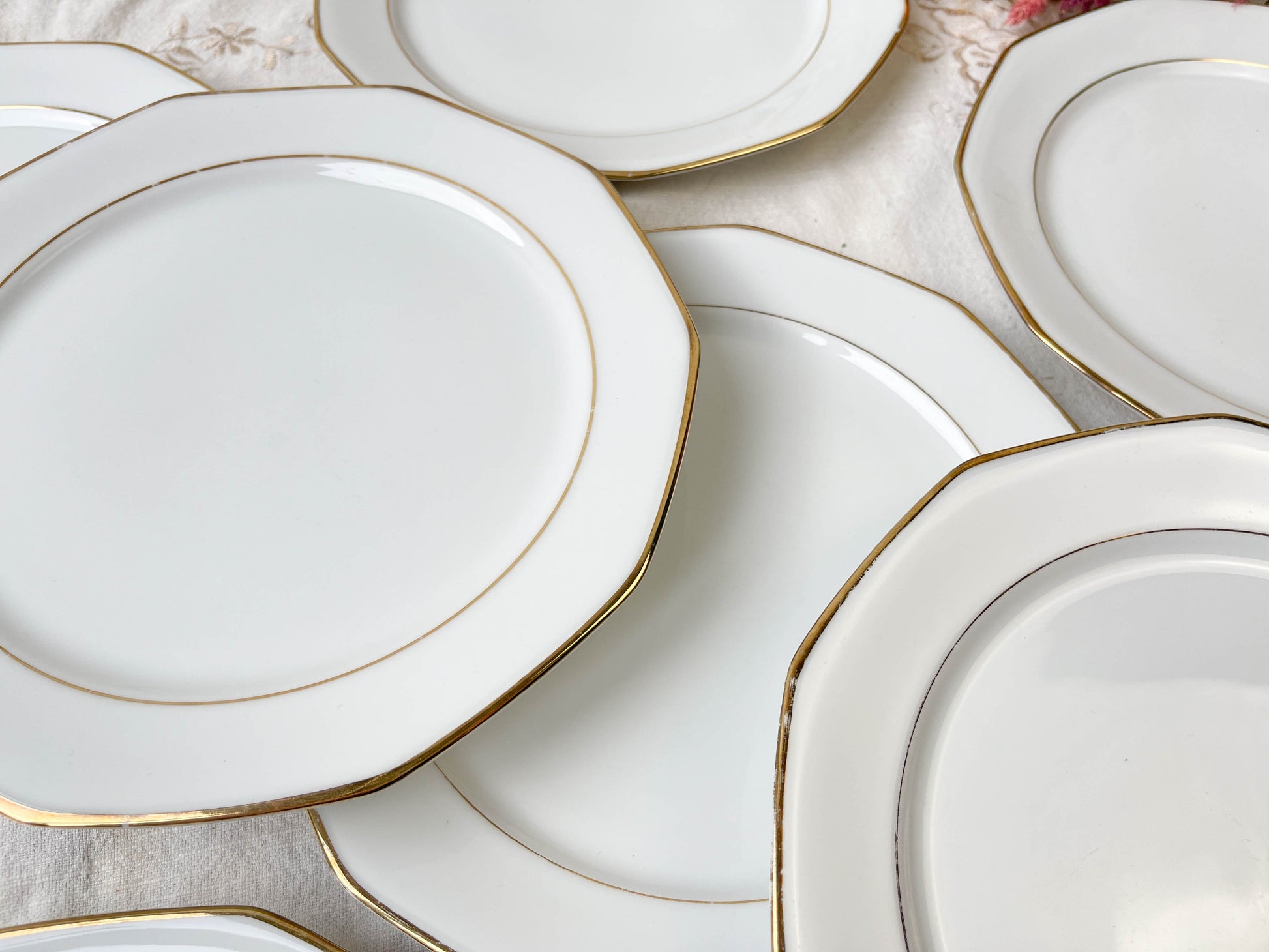 8 Assiettes plates en porcelaine Winterling Marktleuthen Bavaria blanches dorées