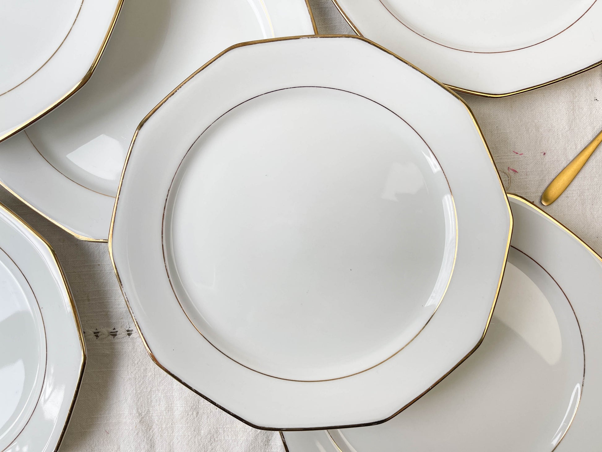 8 Assiettes plates en porcelaine Winterling Marktleuthen Bavaria blanches dorées