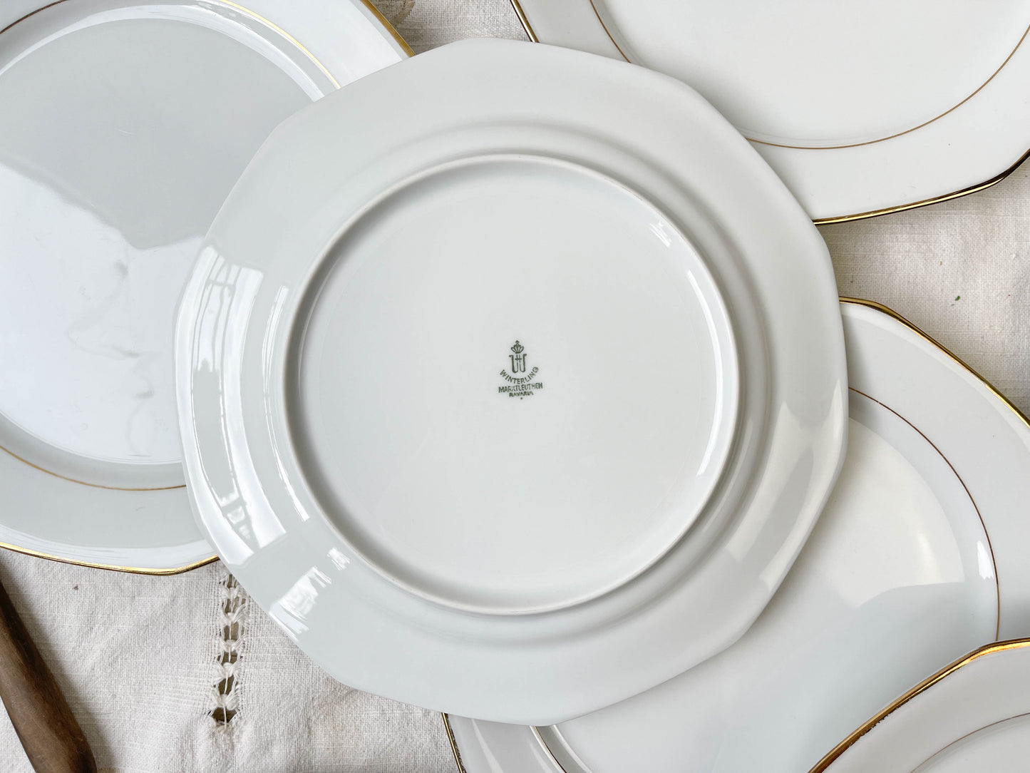 8 Assiettes plates en porcelaine Winterling Marktleuthen Bavaria blanches dorées