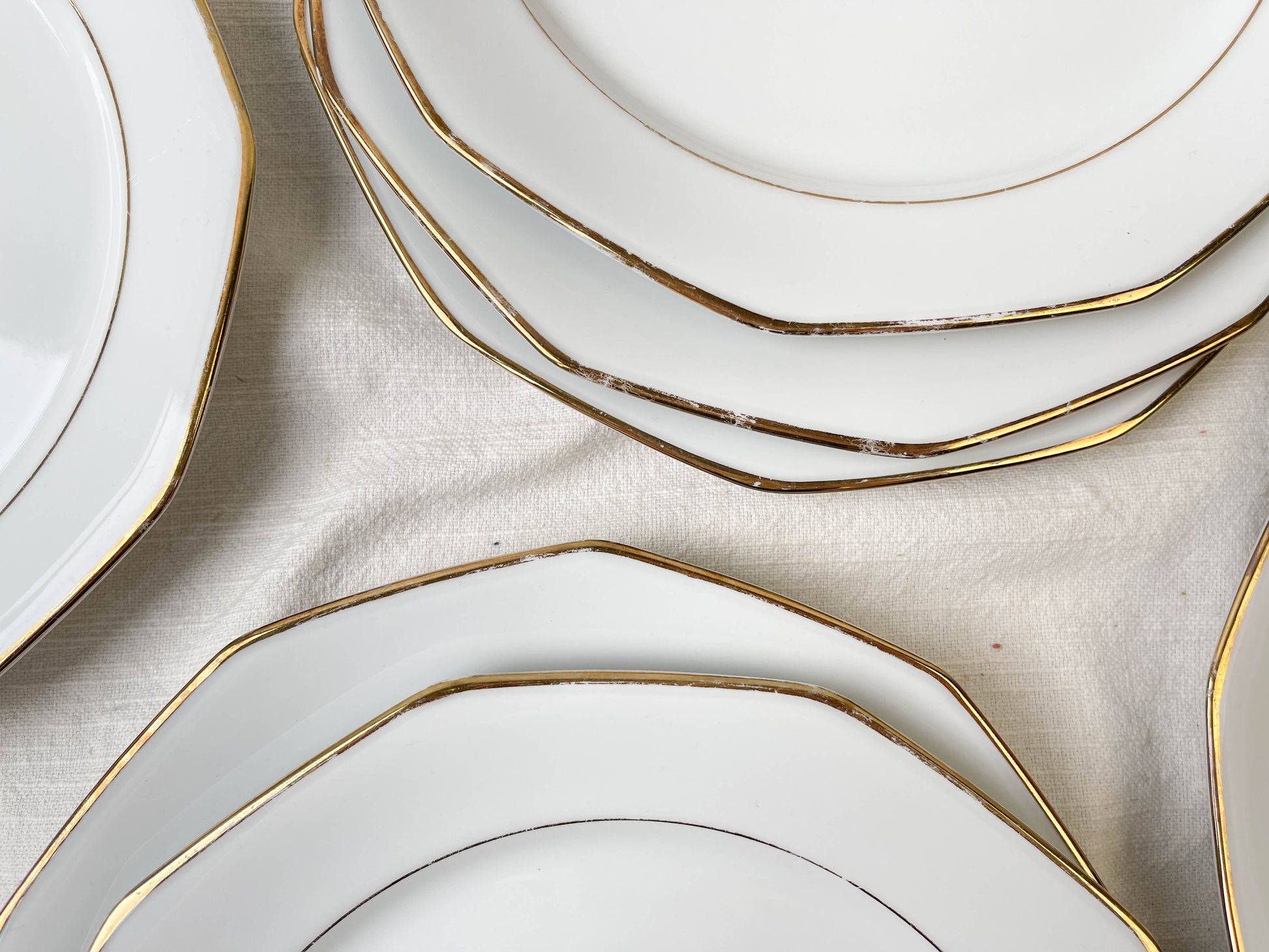 8 Assiettes plates en porcelaine Winterling Marktleuthen Bavaria blanches dorées