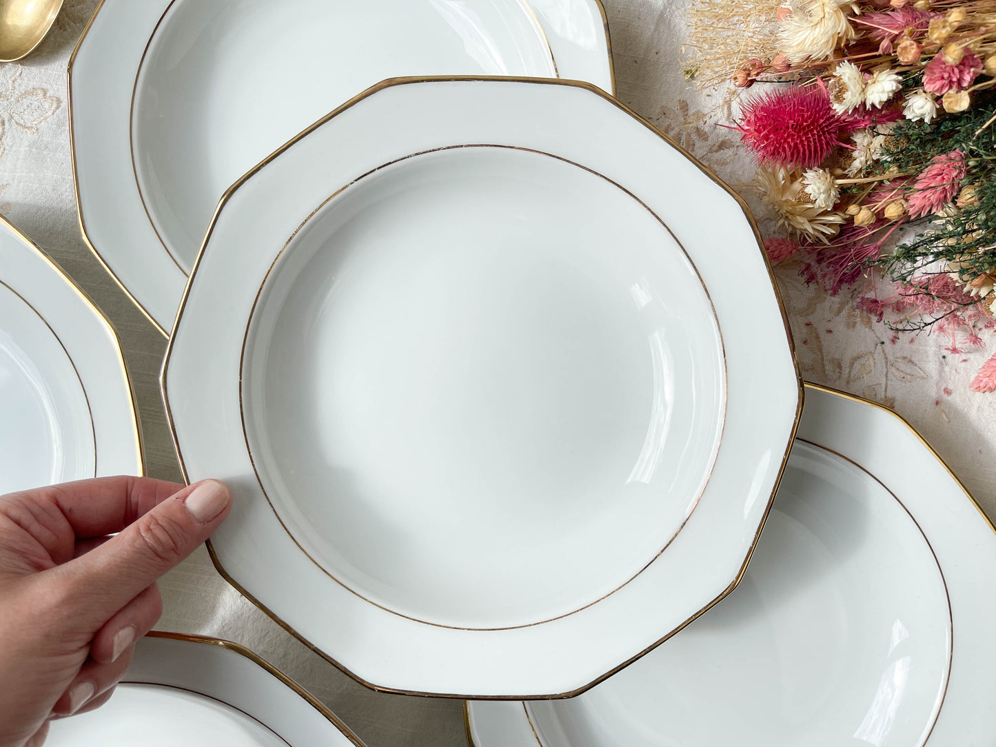 7 Assiettes creuses en porcelaine Winterling Marktleuthen Bavaria blanches dorées
