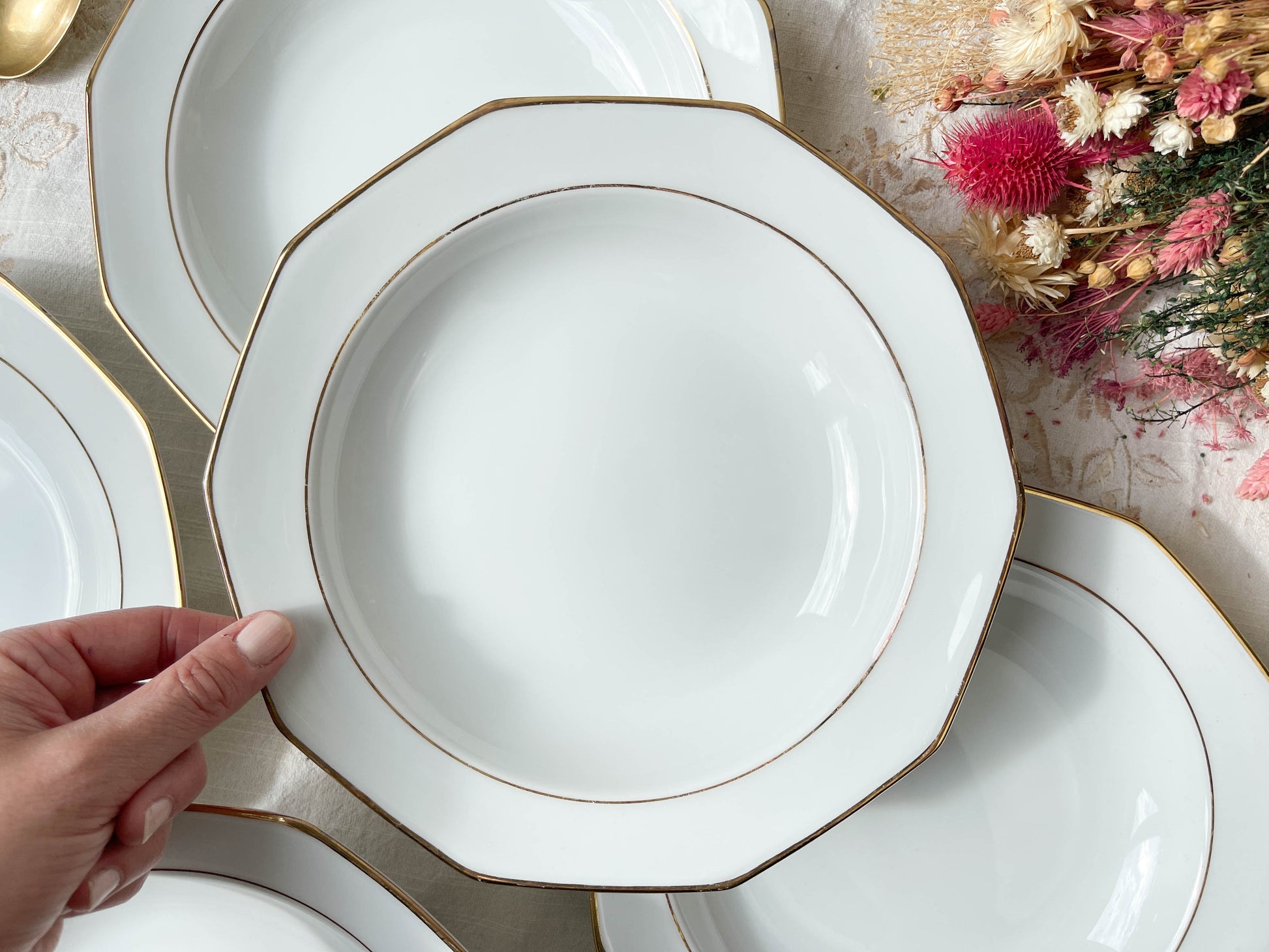 7 Assiettes creuses en porcelaine Winterling Marktleuthen Bavaria blanches dorées