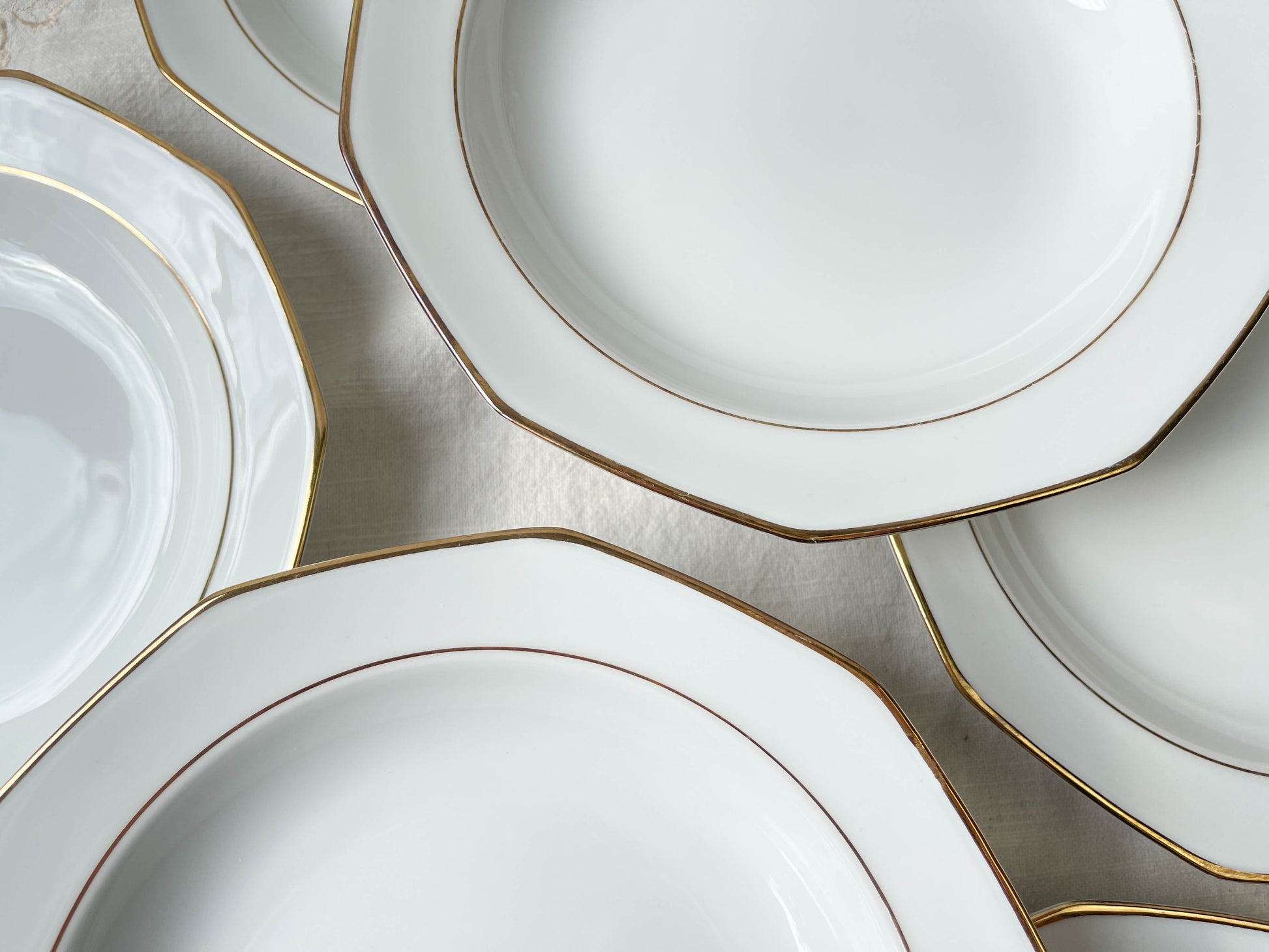 7 Assiettes creuses en porcelaine Winterling Marktleuthen Bavaria blanches dorées