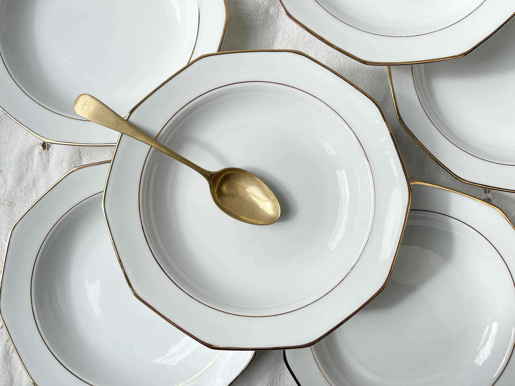 7 Assiettes creuses en porcelaine Winterling Marktleuthen Bavaria blanches dorées