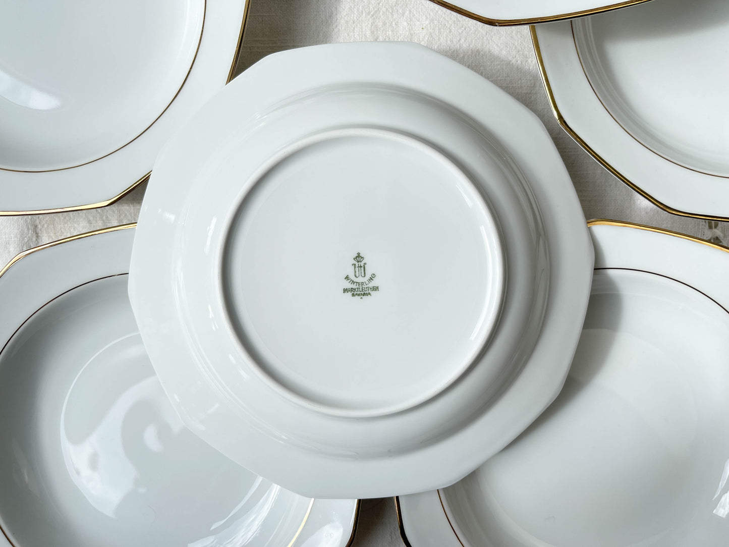 7 Assiettes creuses en porcelaine Winterling Marktleuthen Bavaria blanches dorées
