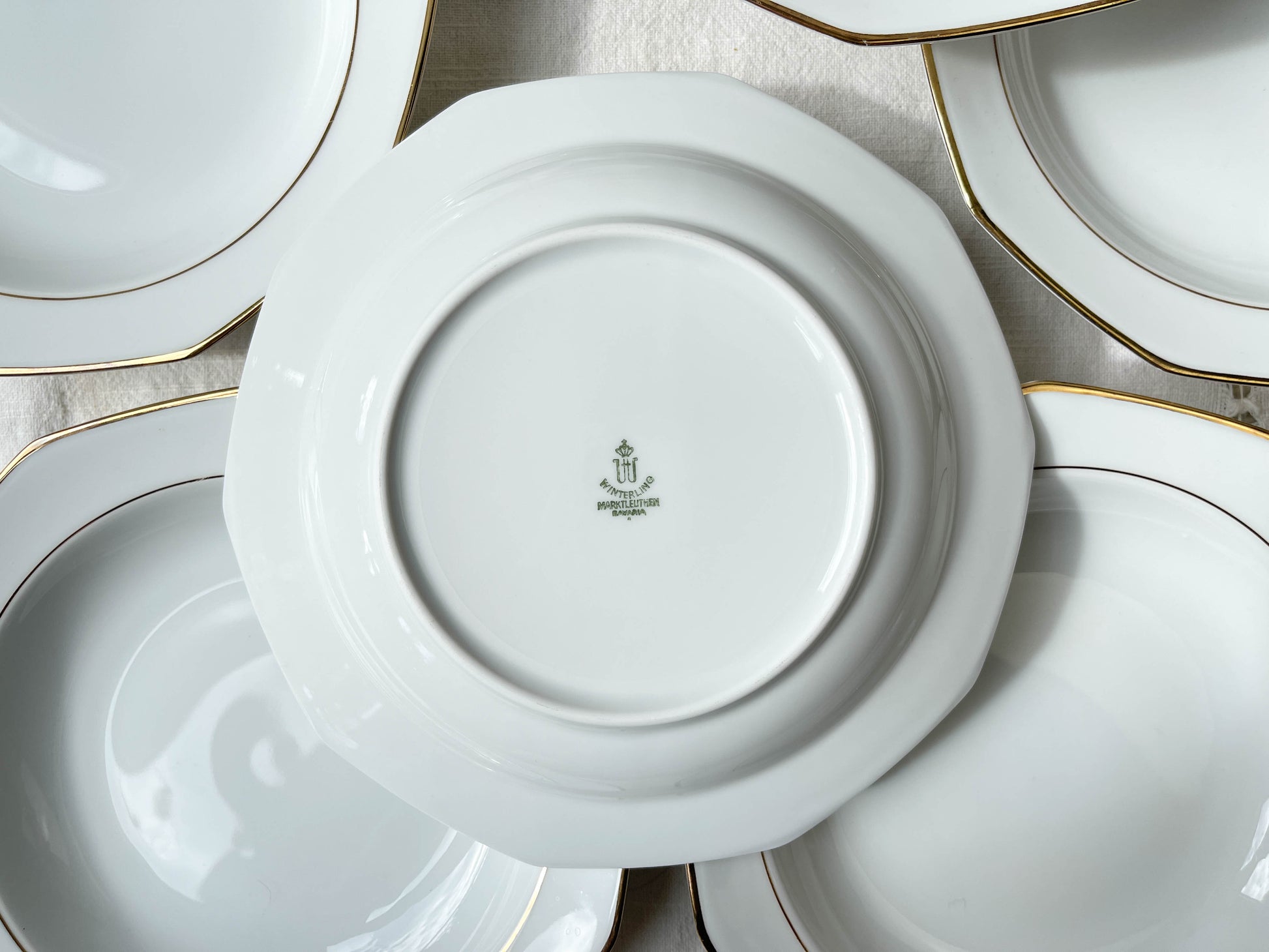 7 Assiettes creuses en porcelaine Winterling Marktleuthen Bavaria blanches dorées