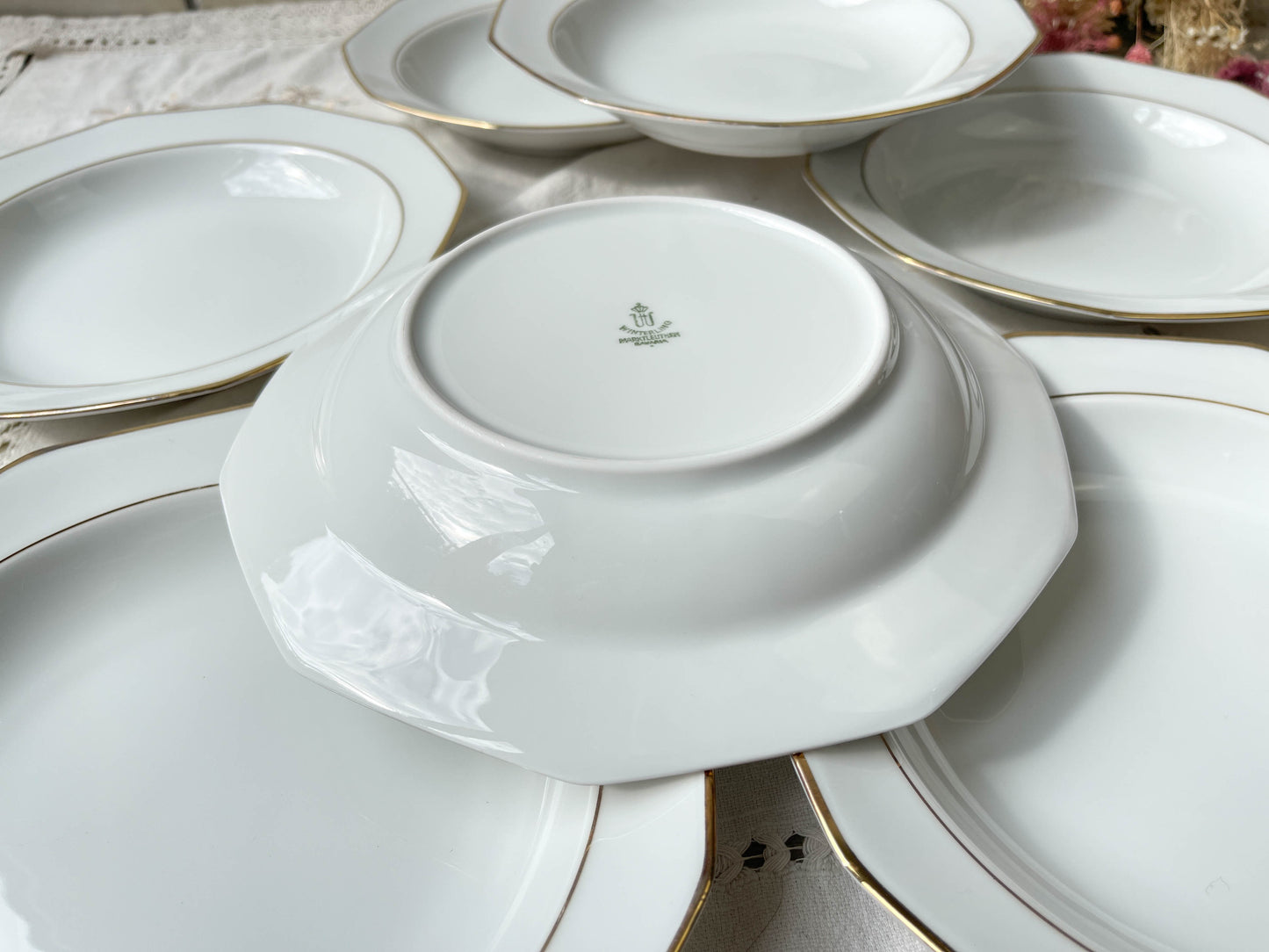 7 Assiettes creuses en porcelaine Winterling Marktleuthen Bavaria blanches dorées