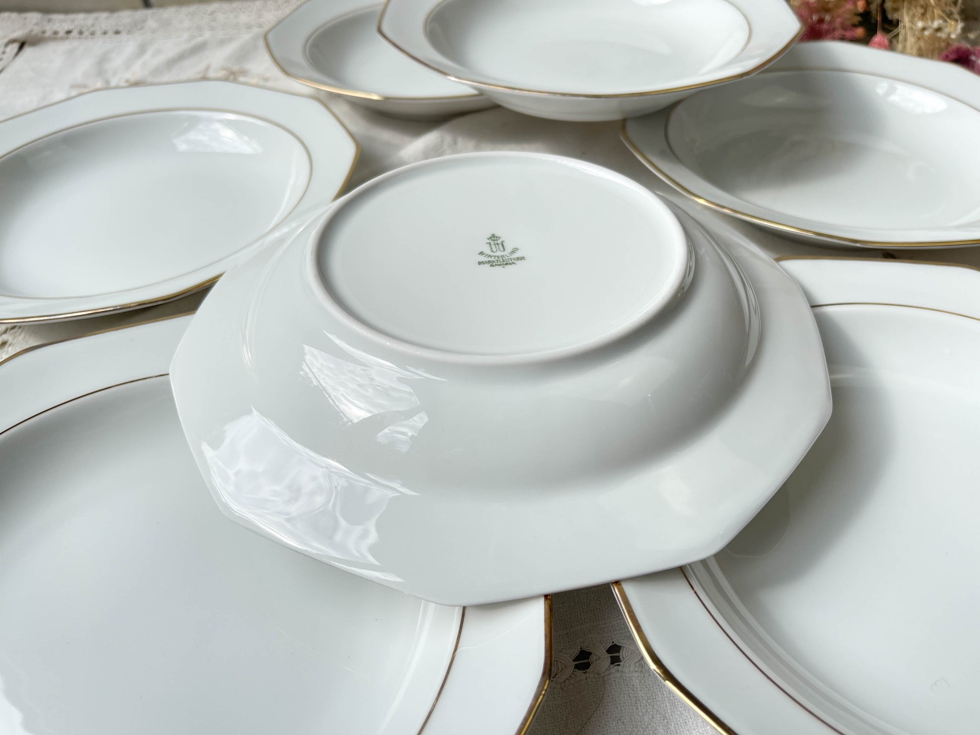 7 Assiettes creuses en porcelaine Winterling Marktleuthen Bavaria blanches dorées
