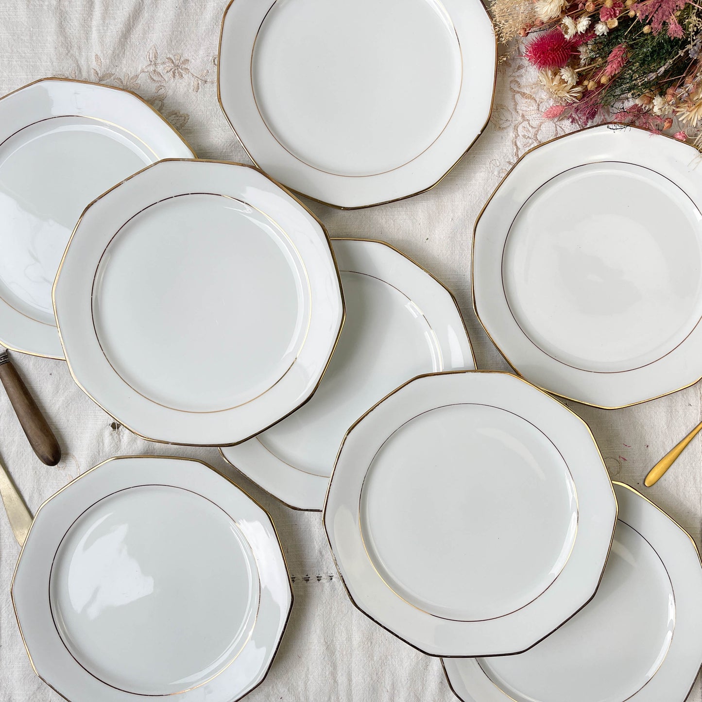 8 Assiettes plates en porcelaine Winterling Marktleuthen Bavaria blanches dorées