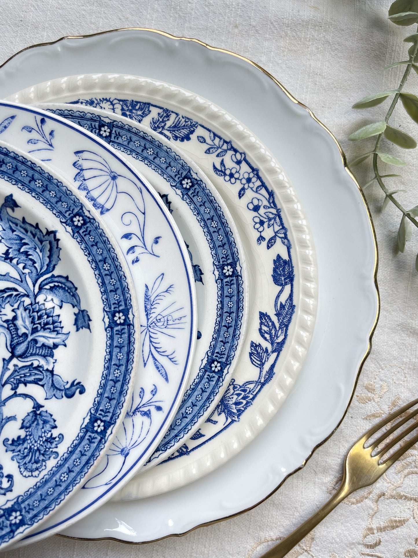 6 Assiettes vintage Porcelaine blanches dorées + 6 Petites Assiettes dépareillées bleues Jacobean ridgway