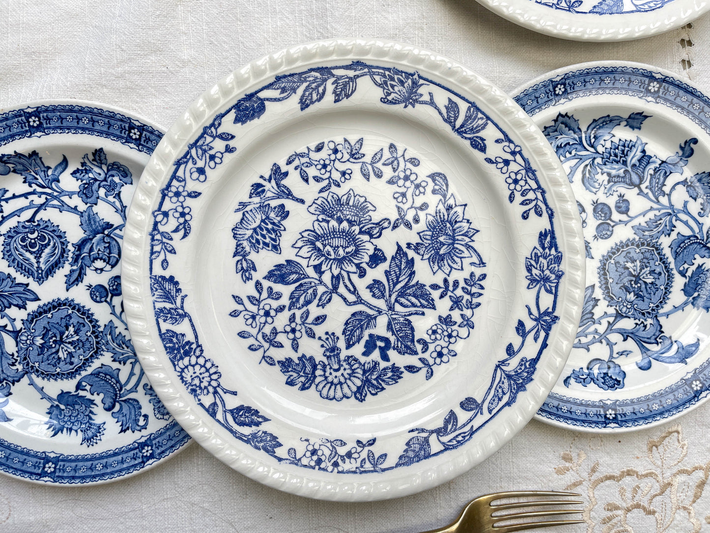 6 Assiettes vintage Porcelaine blanches dorées + 6 Petites Assiettes dépareillées bleues Jacobean ridgway