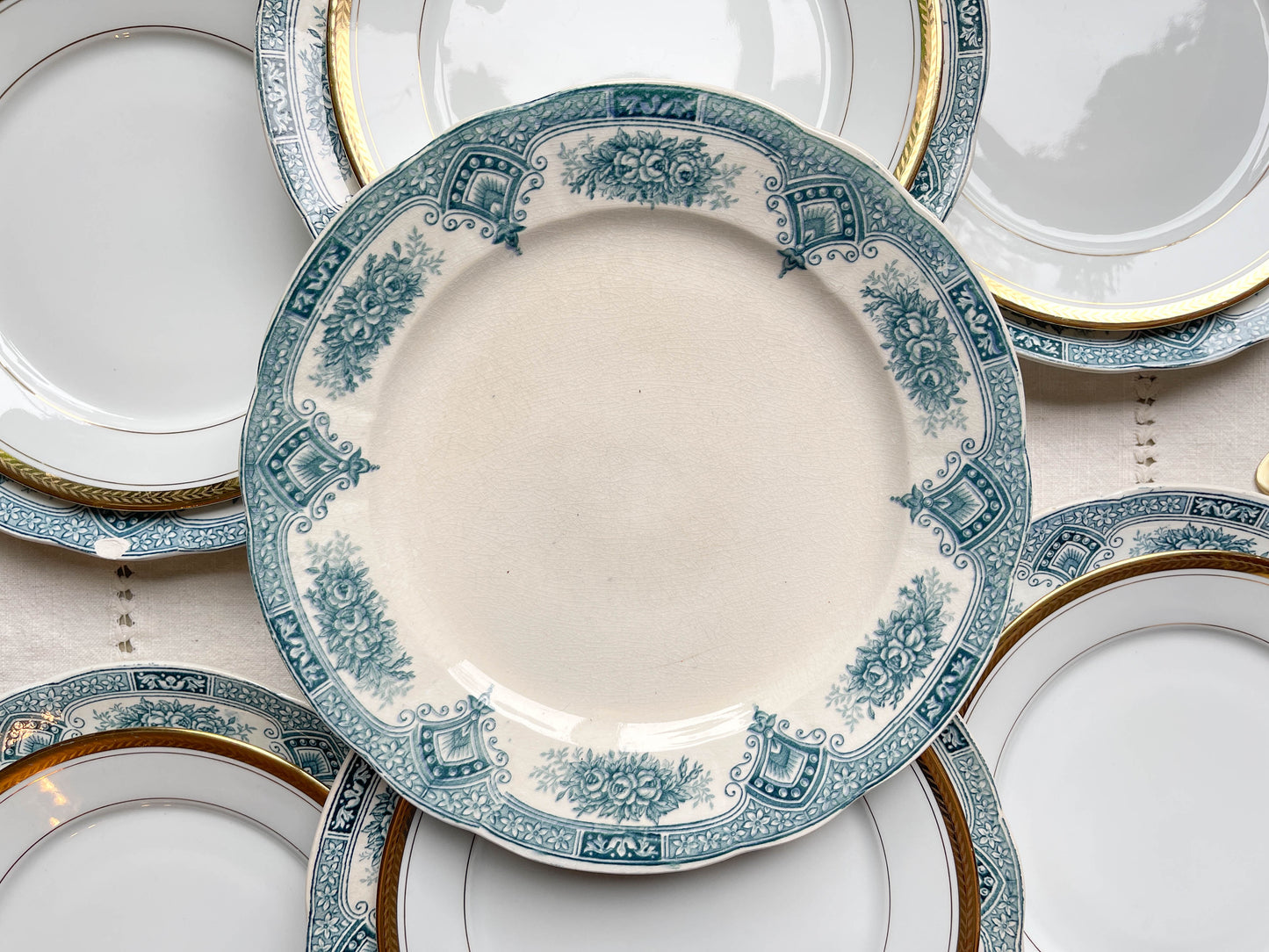 7 Assiettes Terre de fer bleues ONNAING + 7 Petites assiettes dépareillées porcelaine de LIMOGES