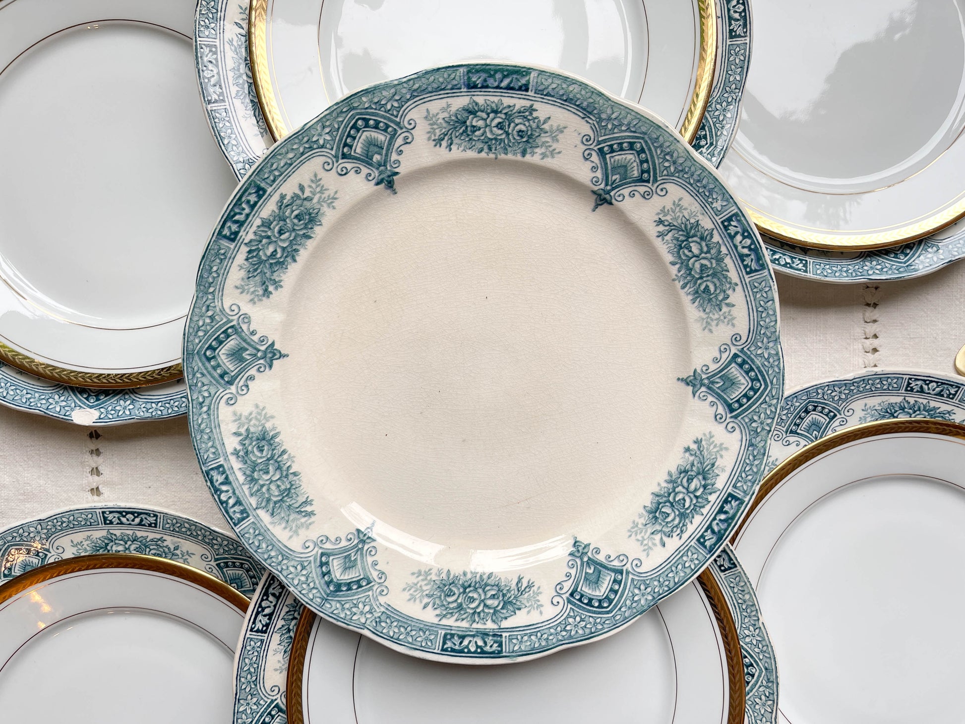 7 Assiettes Terre de fer bleues ONNAING + 7 Petites assiettes dépareillées porcelaine de LIMOGES