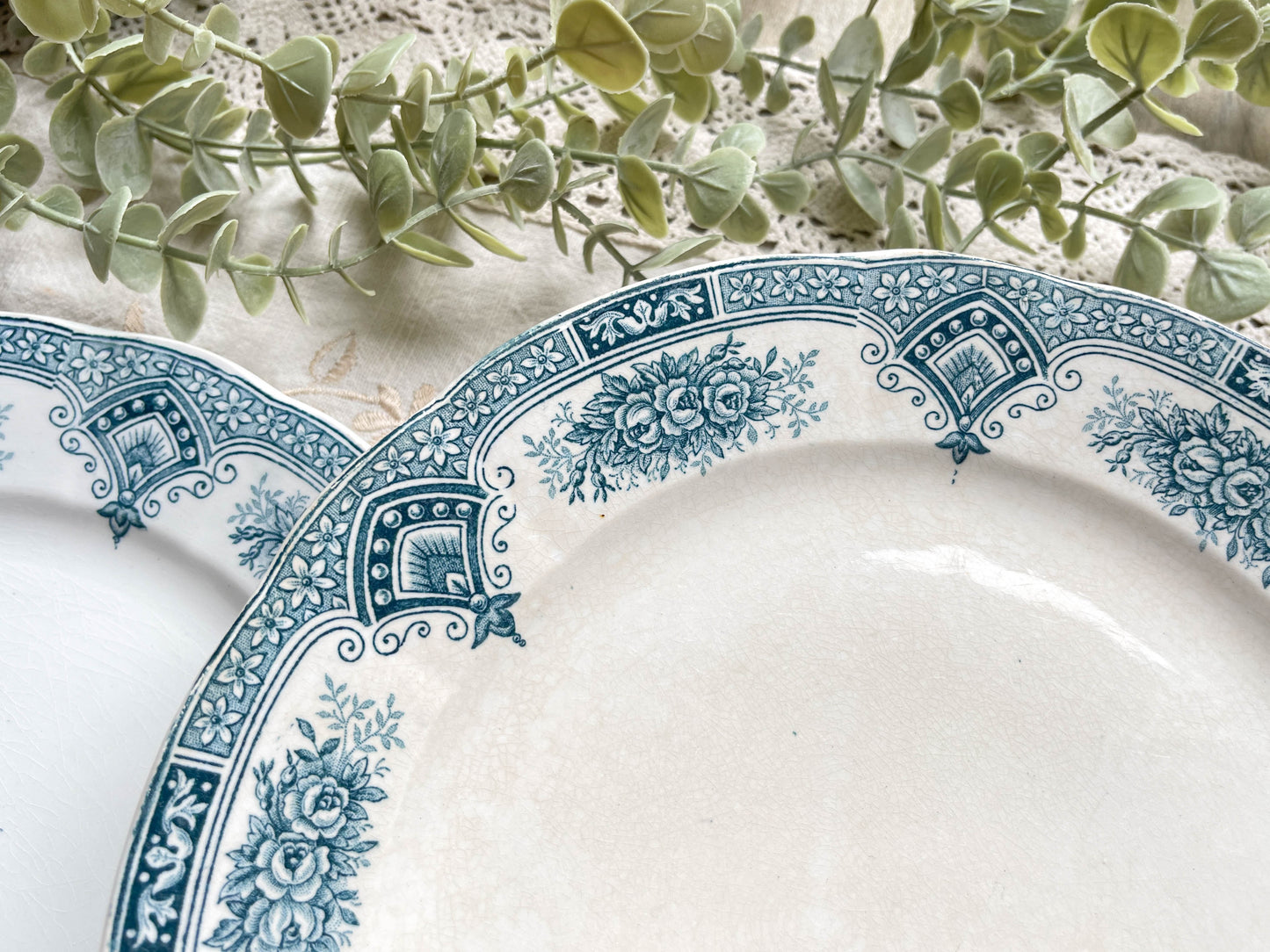 7 Assiettes Terre de fer bleues ONNAING + 7 Petites assiettes dépareillées porcelaine de LIMOGES