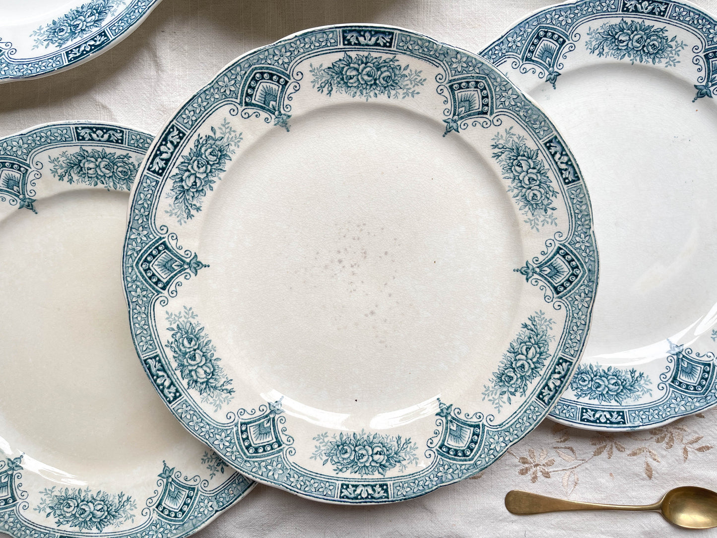 7 Assiettes Terre de fer bleues ONNAING + 7 Petites assiettes dépareillées porcelaine de LIMOGES