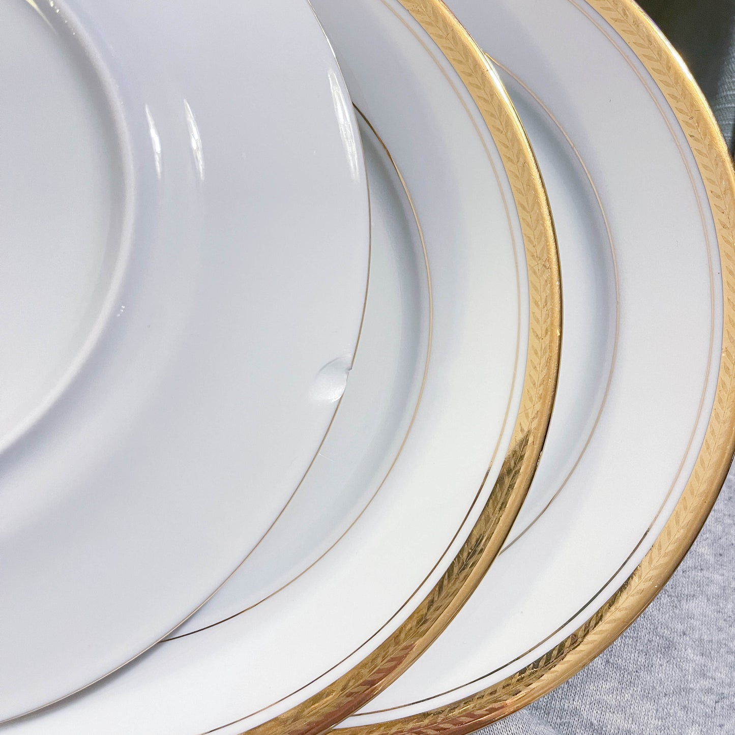 7 Assiettes Terre de fer bleues ONNAING + 7 Petites assiettes dépareillées porcelaine de LIMOGES