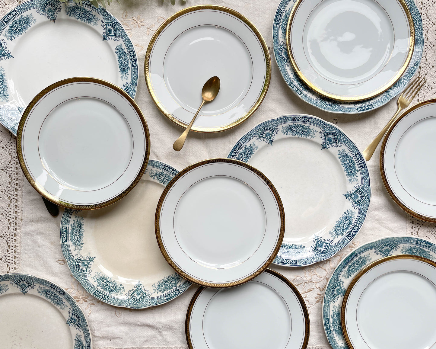 7 Assiettes Terre de fer bleues ONNAING + 7 Petites assiettes dépareillées porcelaine de LIMOGES
