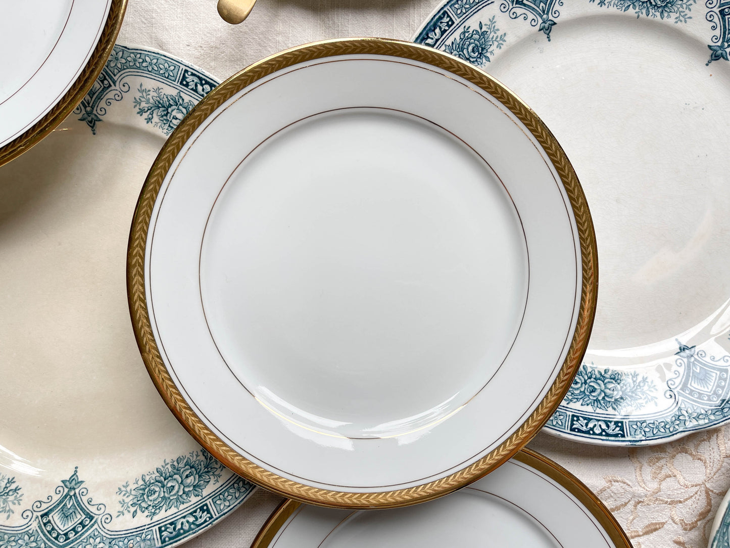 7 Assiettes Terre de fer bleues ONNAING + 7 Petites assiettes dépareillées porcelaine de LIMOGES