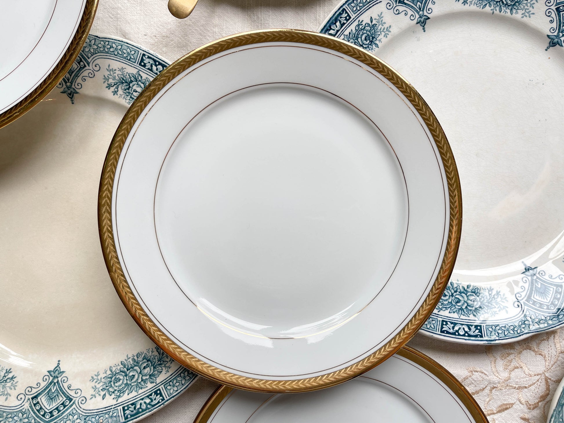 7 Assiettes Terre de fer bleues ONNAING + 7 Petites assiettes dépareillées porcelaine de LIMOGES
