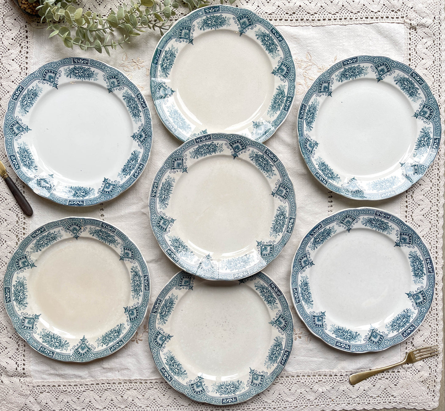 7 Assiettes Terre de fer bleues ONNAING + 7 Petites assiettes dépareillées porcelaine de LIMOGES