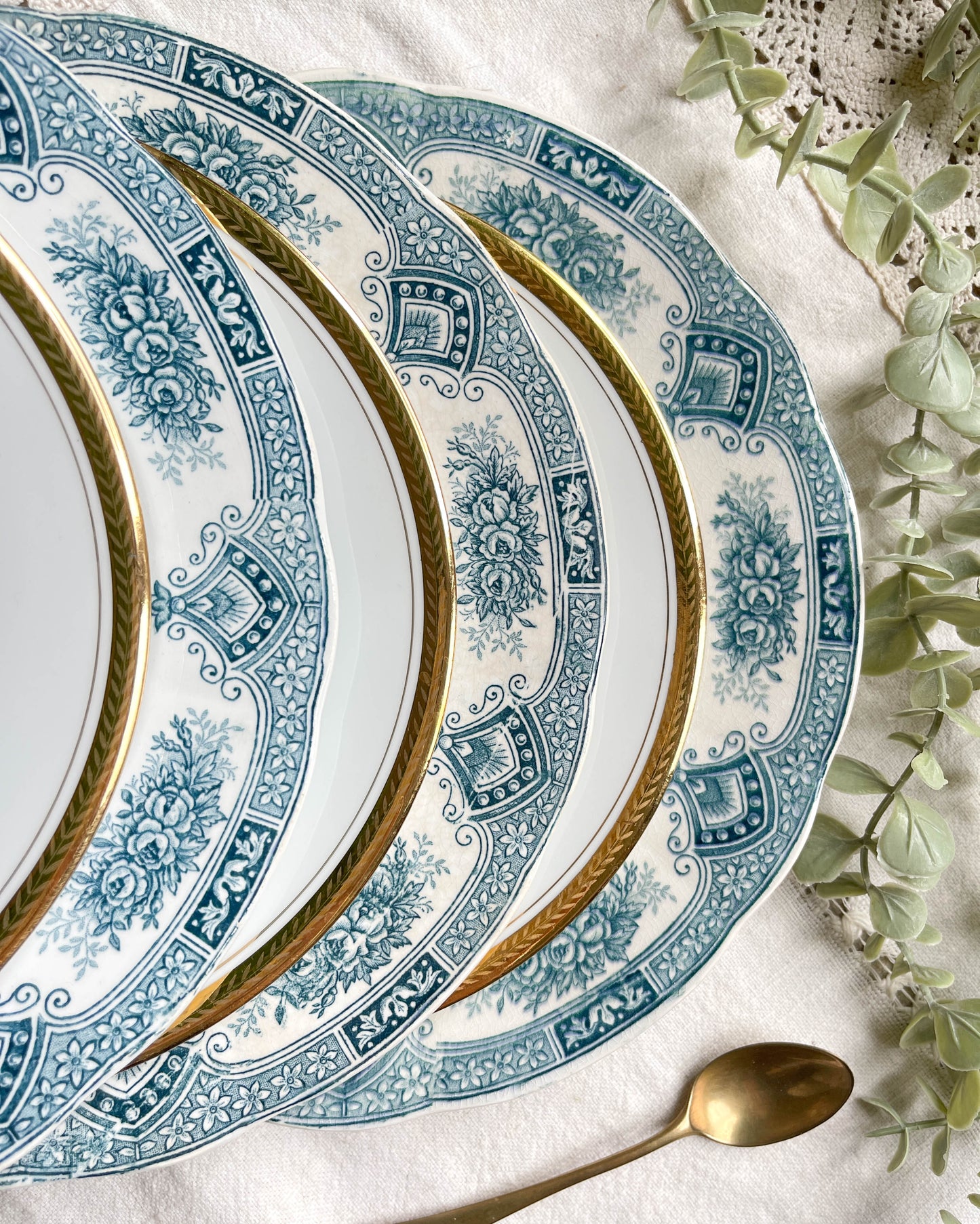 7 Assiettes Terre de fer bleues ONNAING + 7 Petites assiettes dépareillées porcelaine de LIMOGES