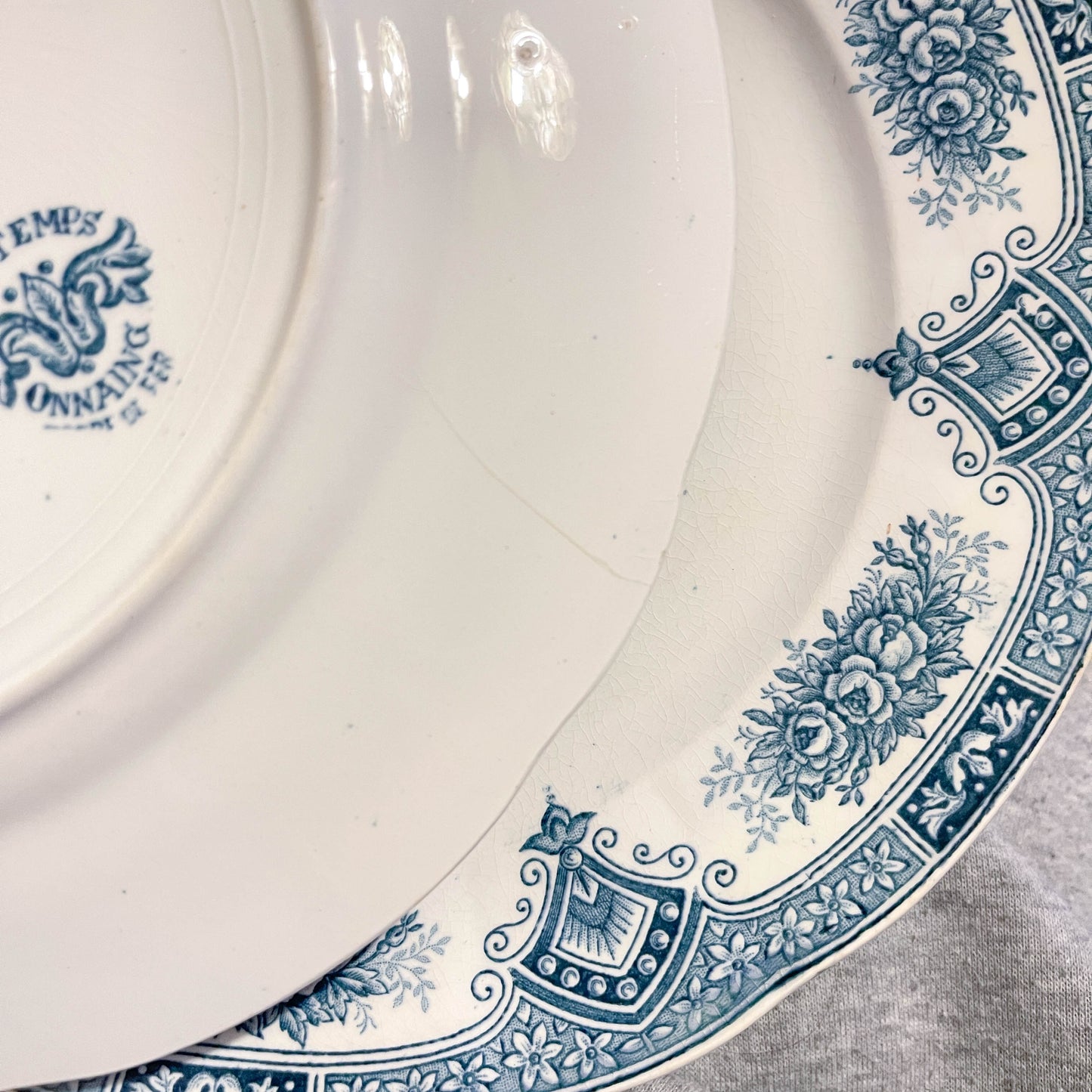 7 Assiettes Terre de fer bleues ONNAING + 7 Petites assiettes dépareillées porcelaine de LIMOGES
