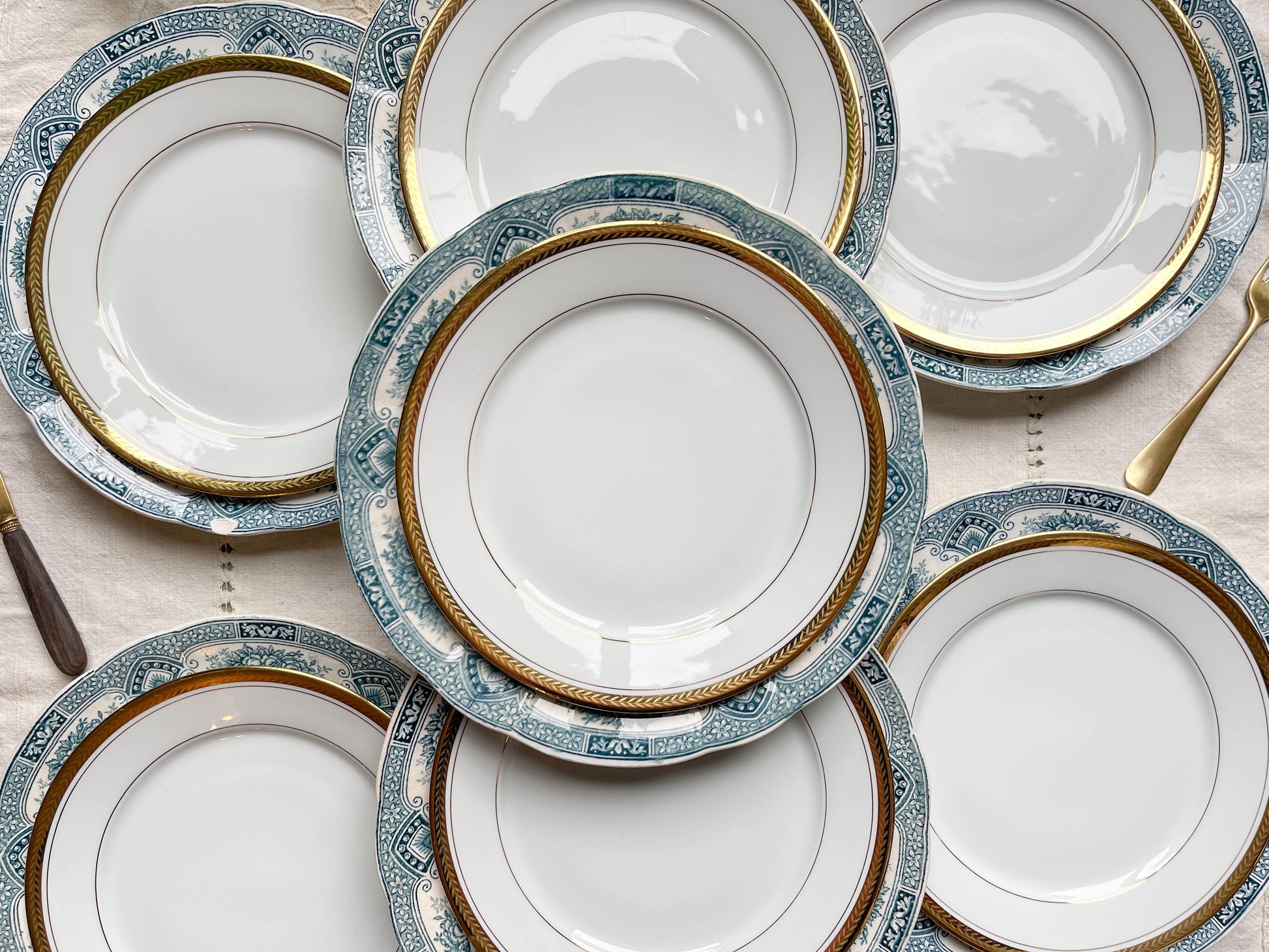 7 Assiettes Terre de fer bleues ONNAING + 7 Petites assiettes dépareillées porcelaine de LIMOGES