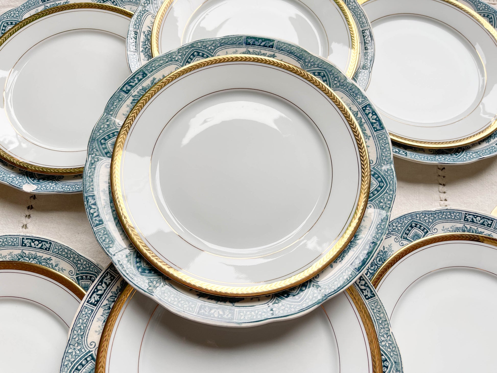 7 Assiettes Terre de fer bleues ONNAING + 7 Petites assiettes dépareillées porcelaine de LIMOGES
