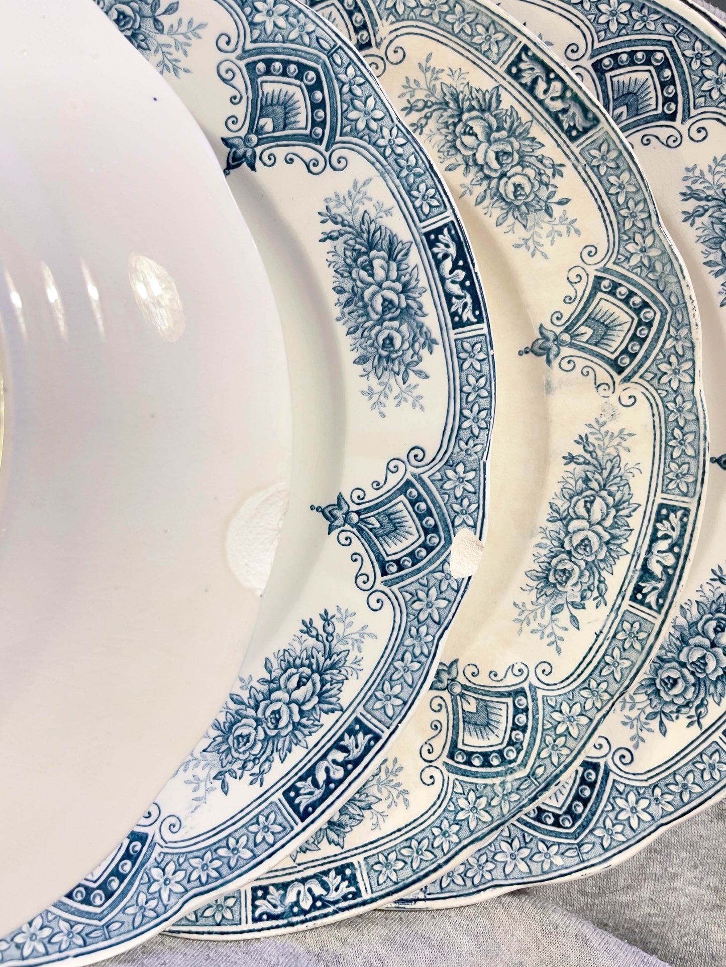 7 Assiettes Terre de fer bleues ONNAING + 7 Petites assiettes dépareillées porcelaine de LIMOGES