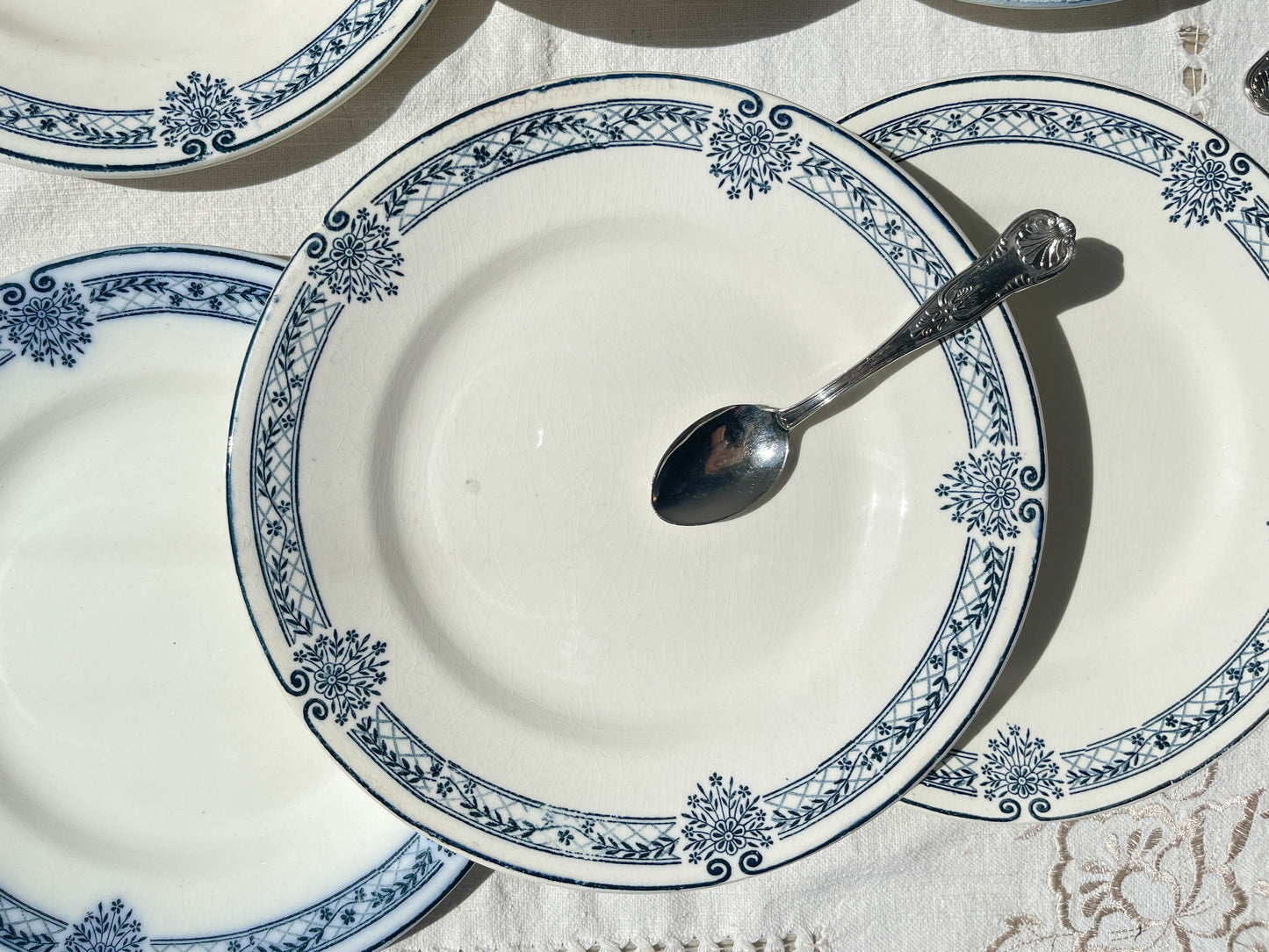 6 Petites Assiettes Terre de fer bleue Salins modèle Arbois Ennege