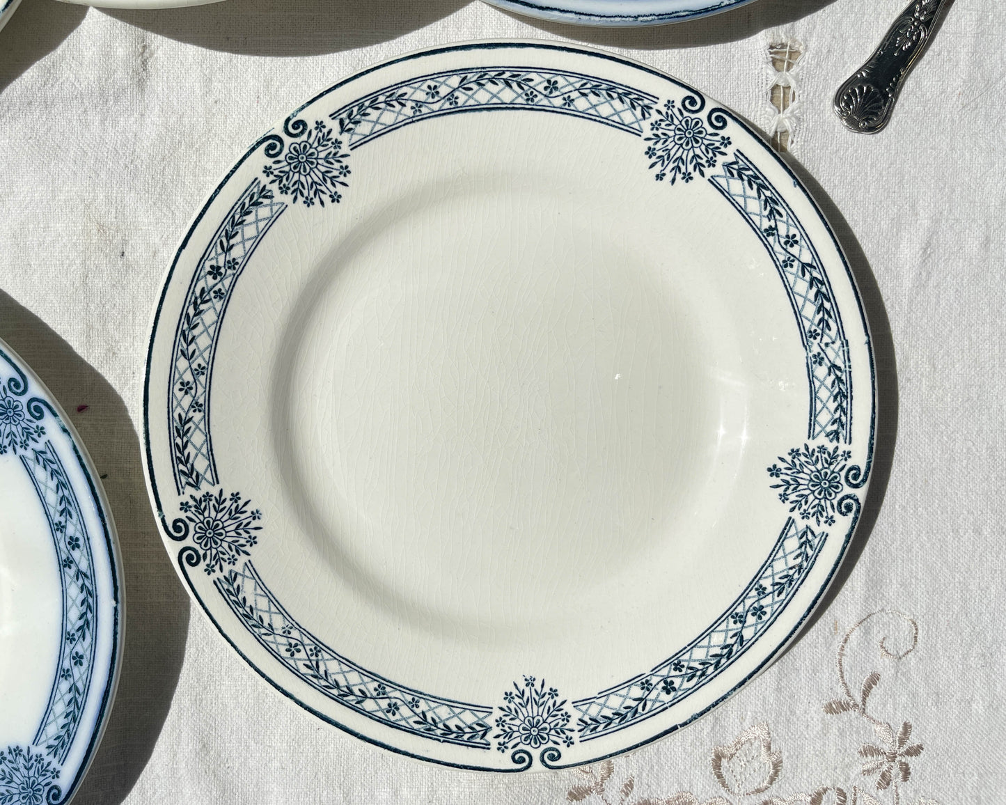6 Petites Assiettes Terre de fer bleue Salins modèle Arbois Ennege