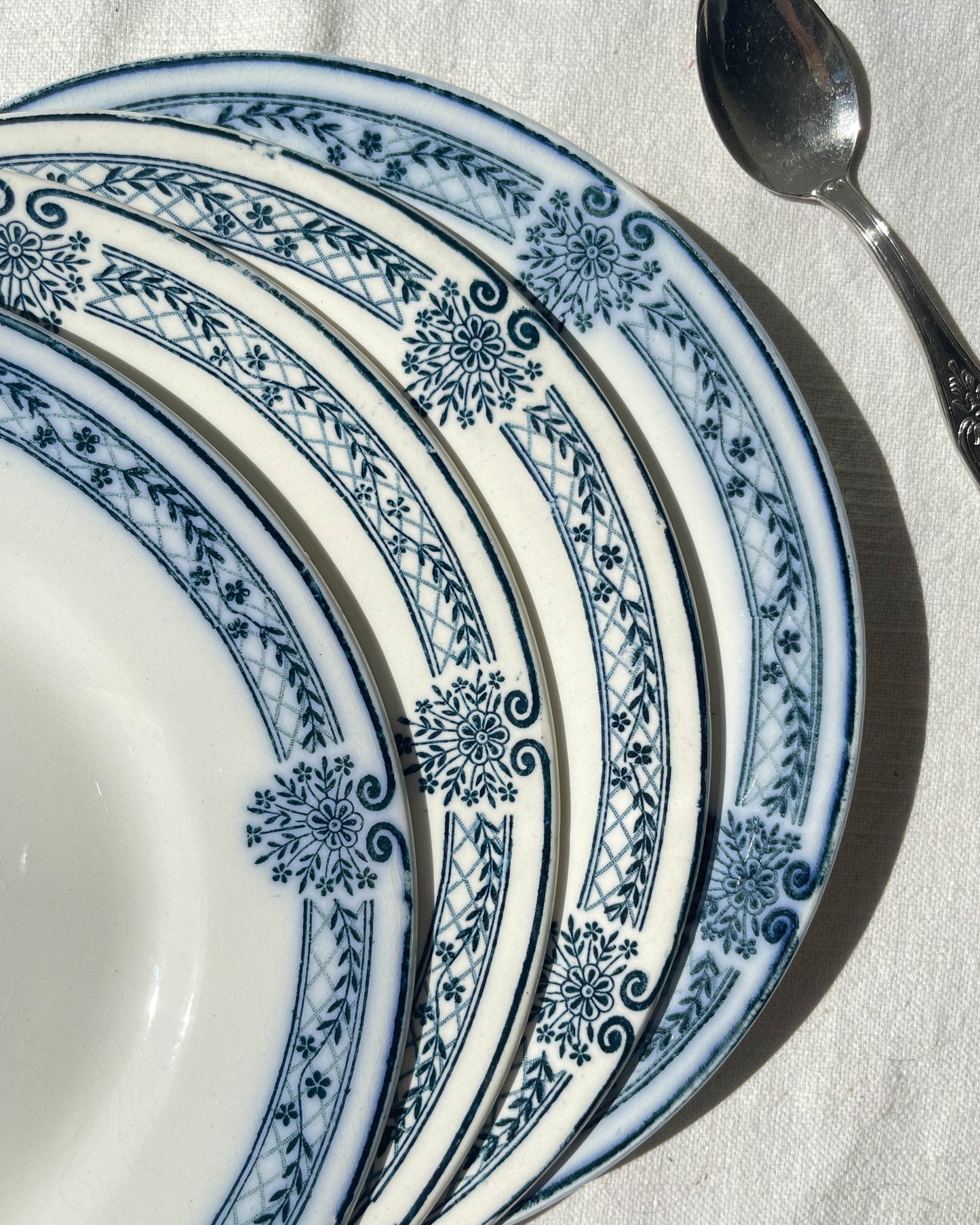 6 Petites Assiettes Terre de fer bleue Salins modèle Arbois Ennege